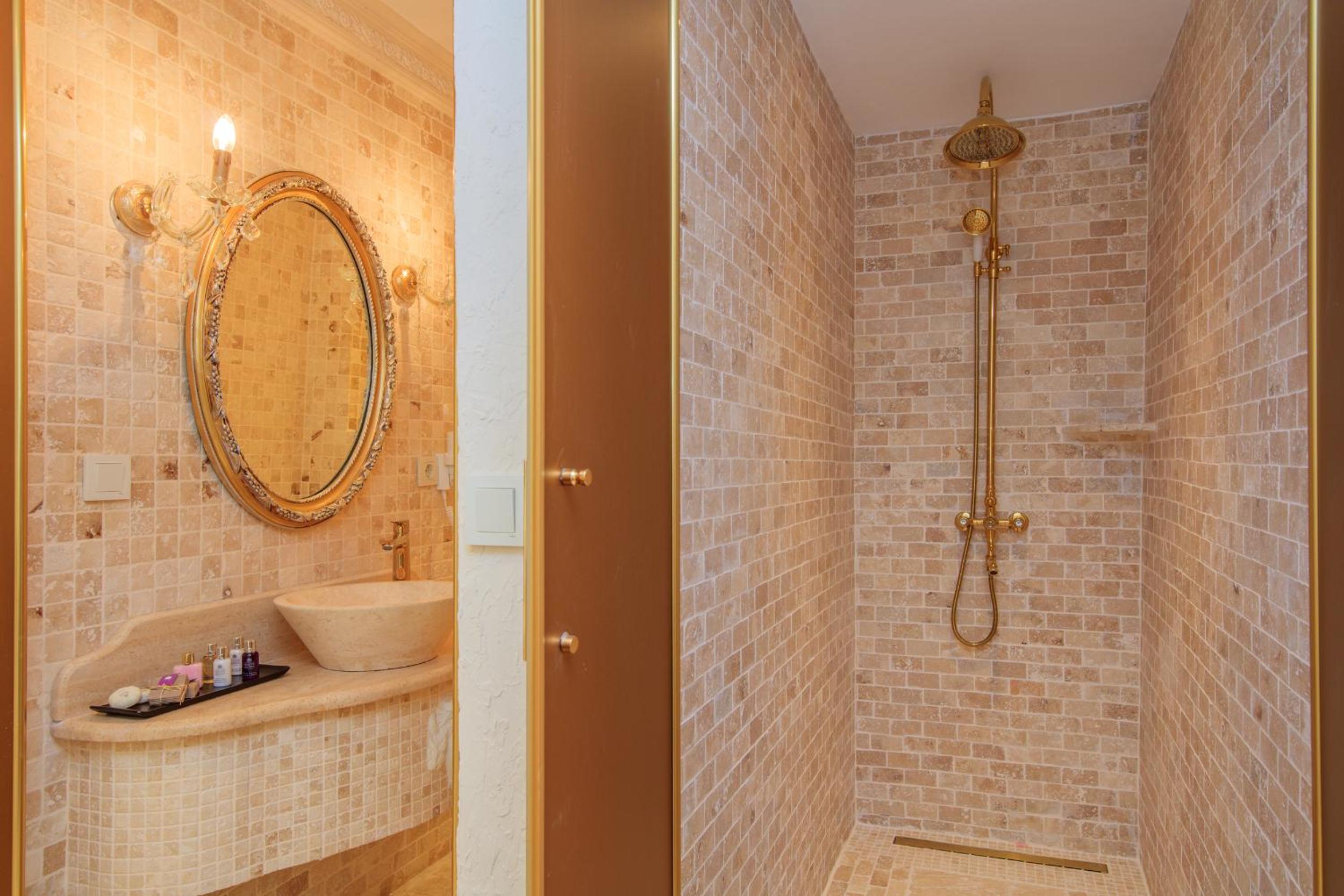 Deluxe Suite with Sea View - Photo 2
