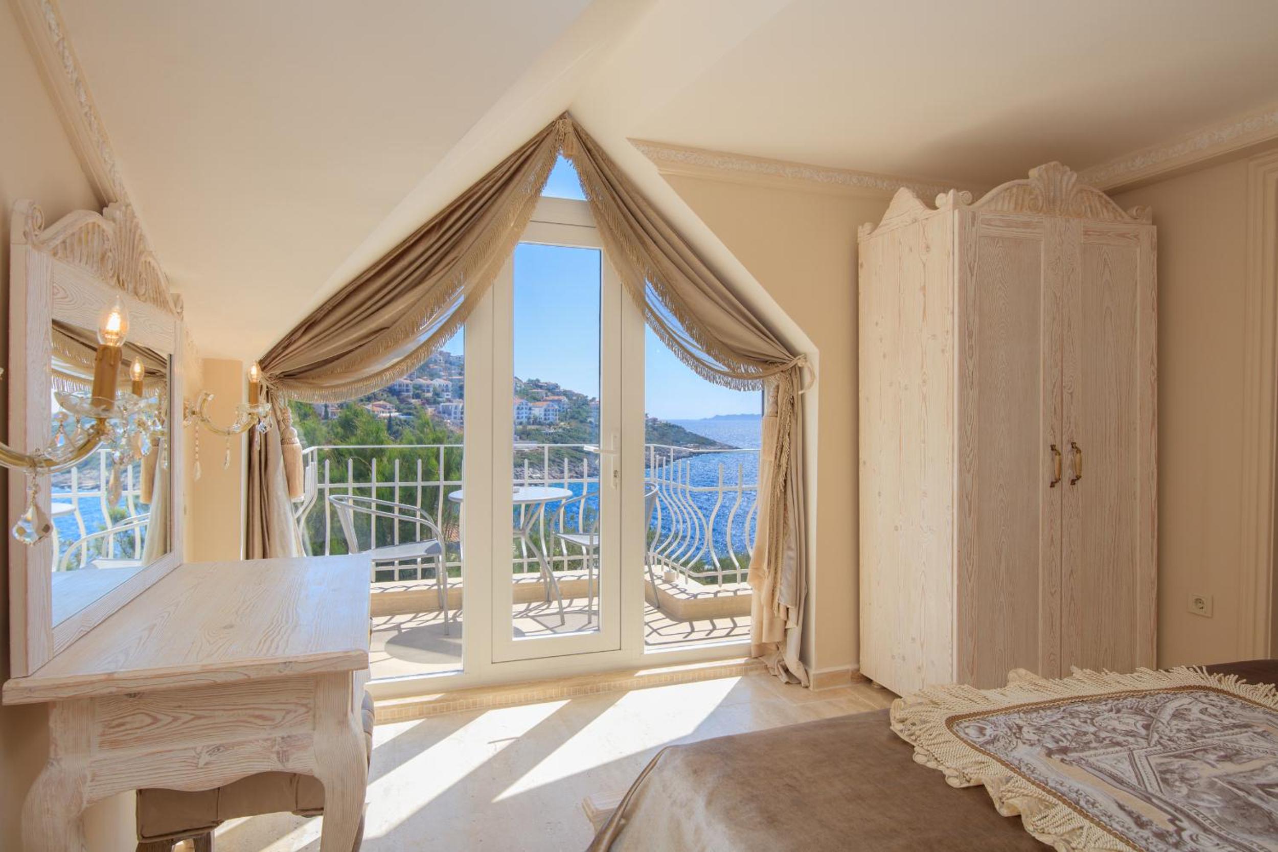 Deluxe Suite with Sea View - Photo 9