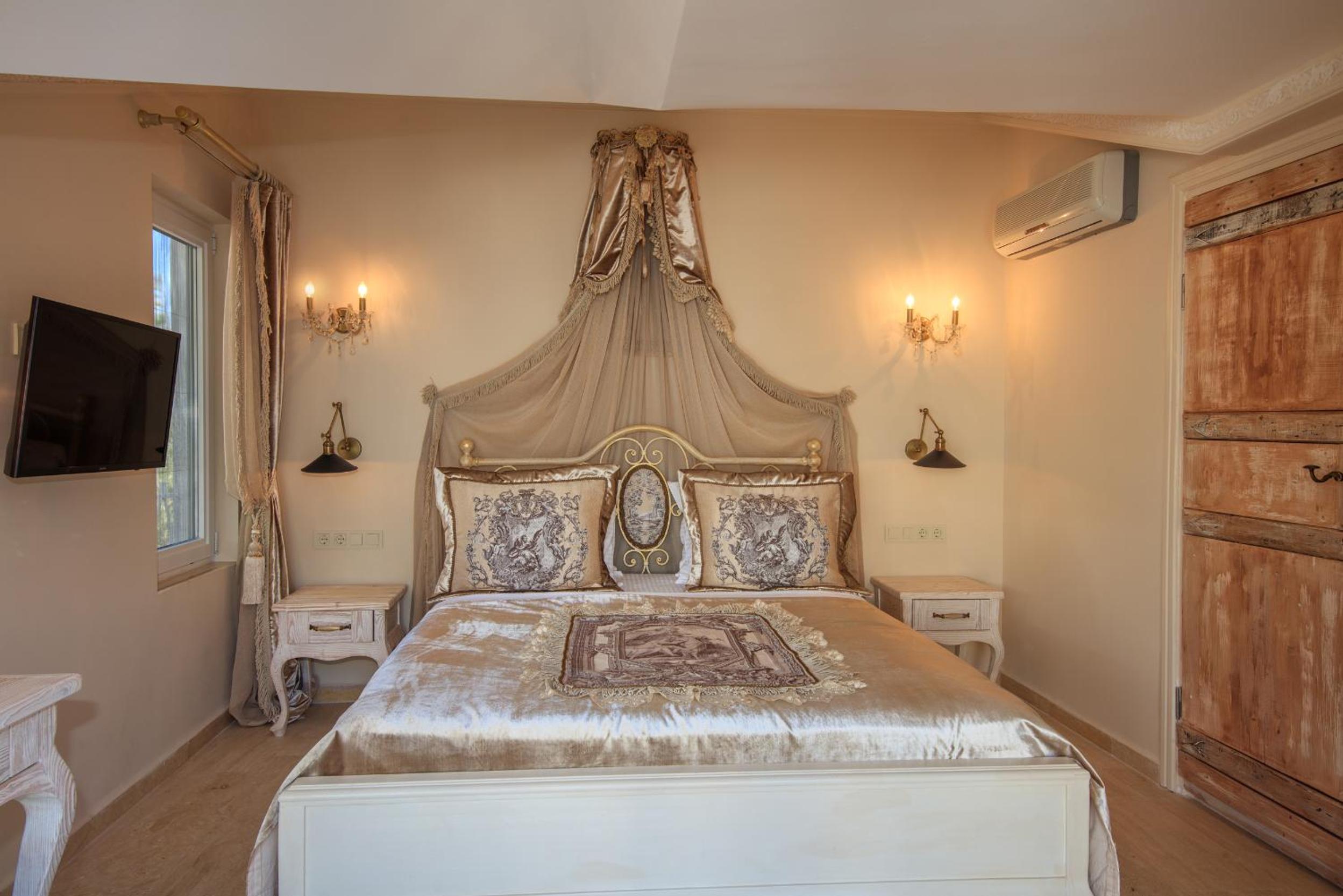 Deluxe Suite with Sea View - Photo 6