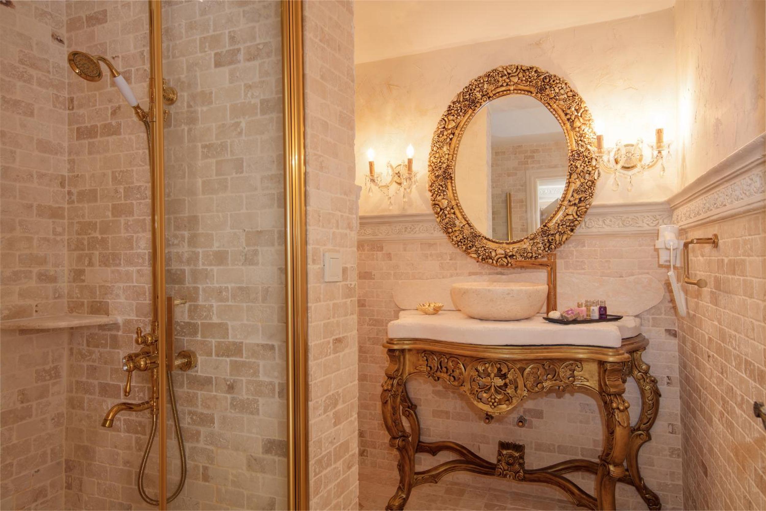 Deluxe Suite with Sea View - Photo 3