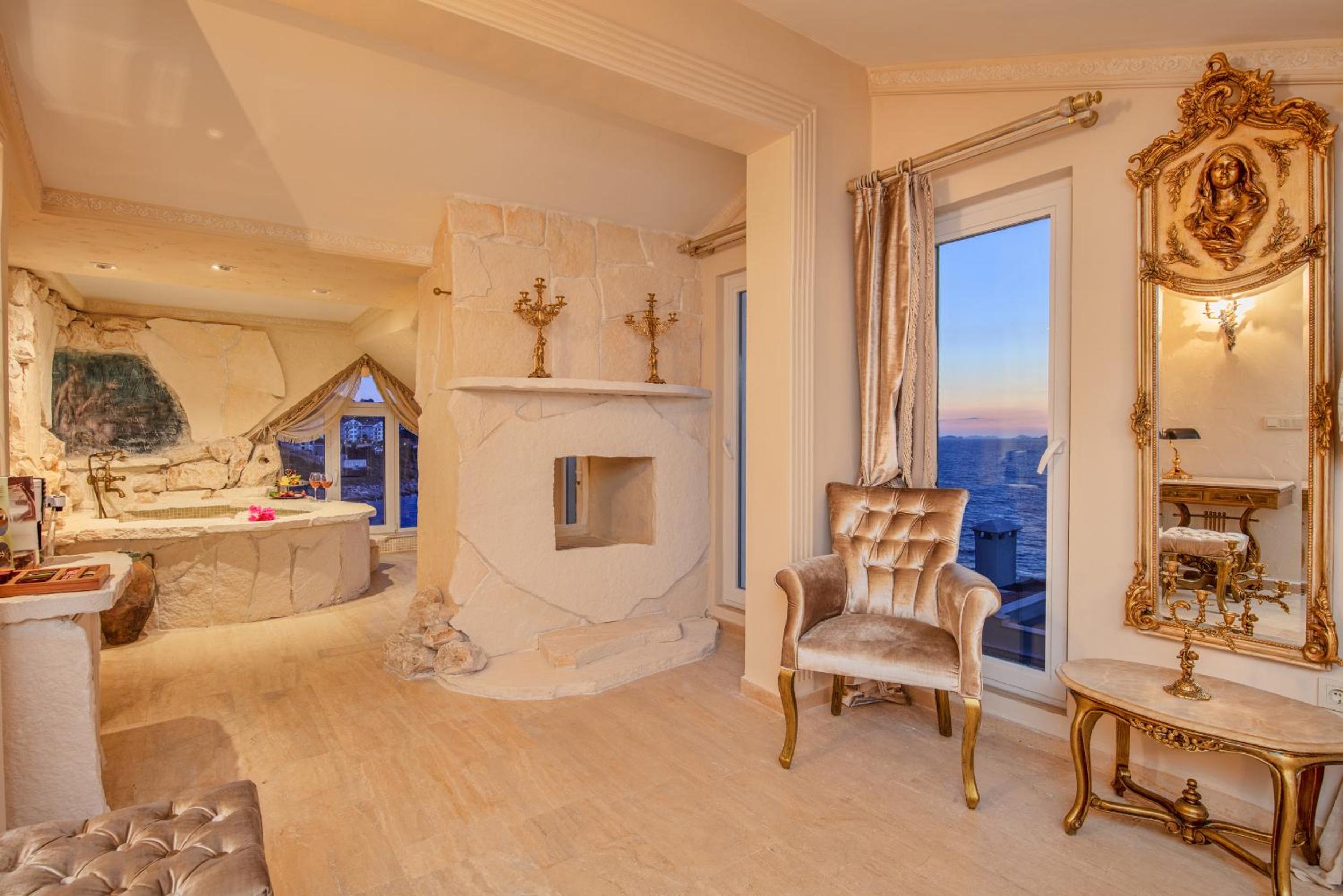 Deluxe Suite with Sea View - Photo 5