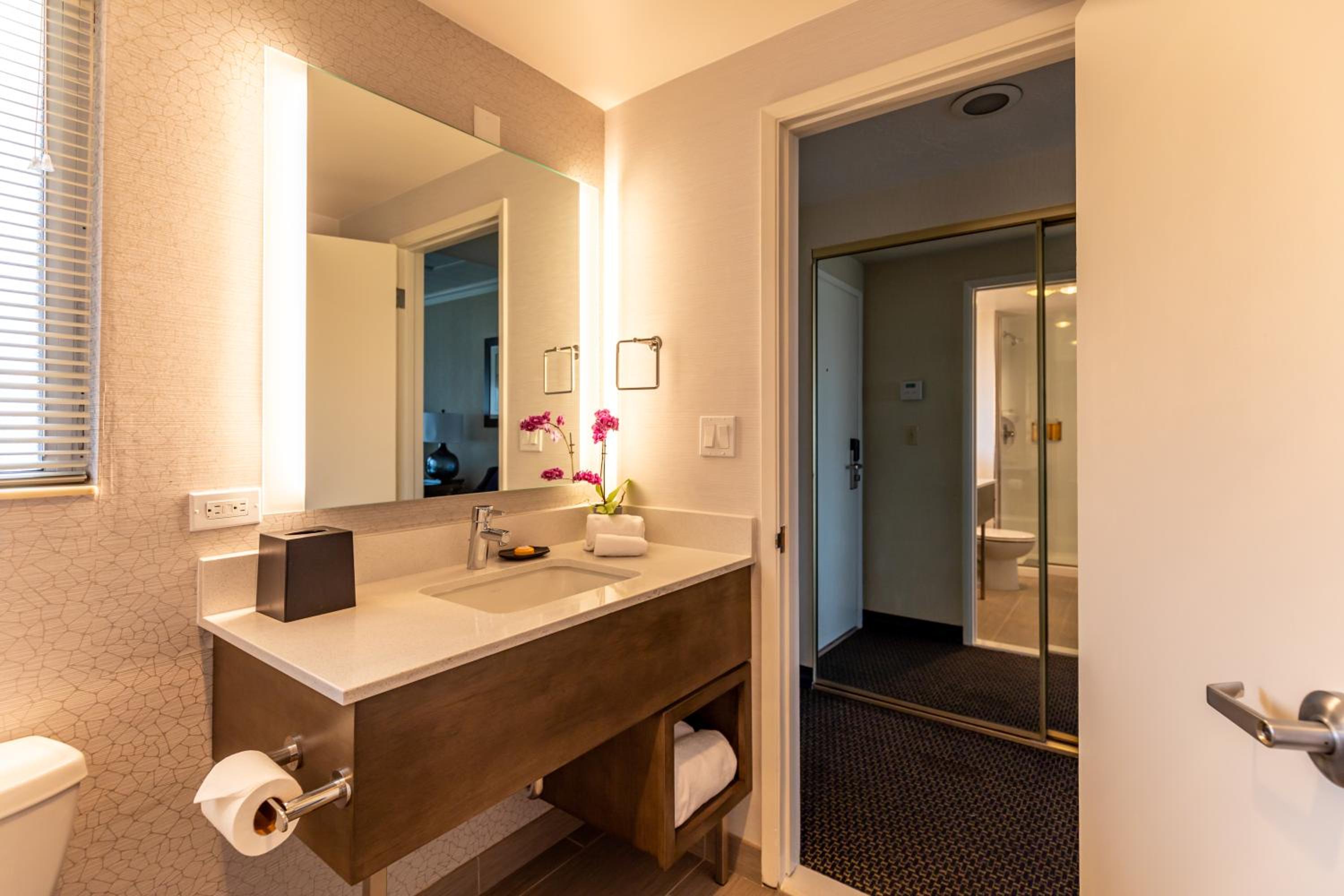 Queen Room with Two Queen Beds and Harbor View photo 3