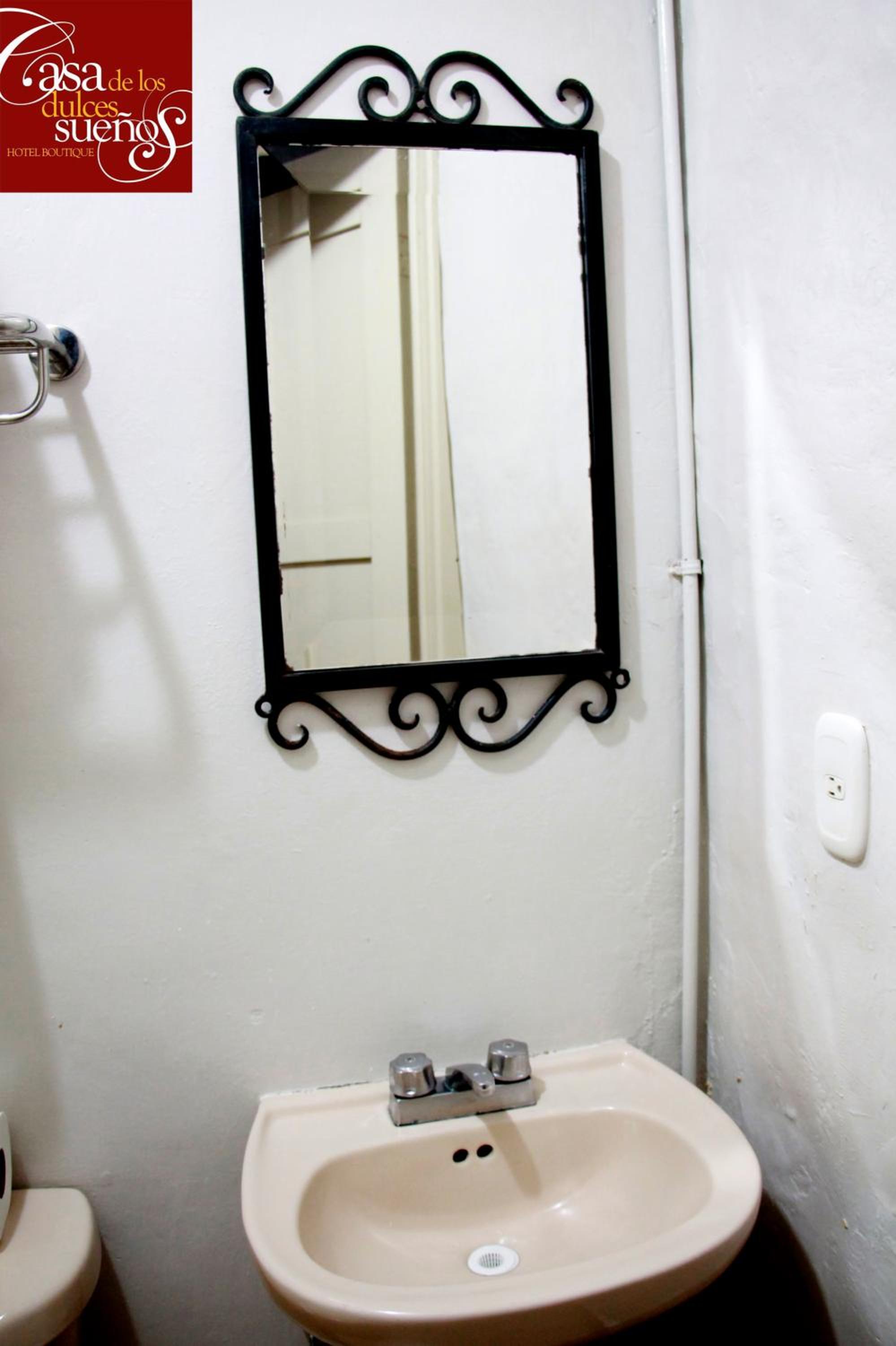 Twin Room - Photo 7