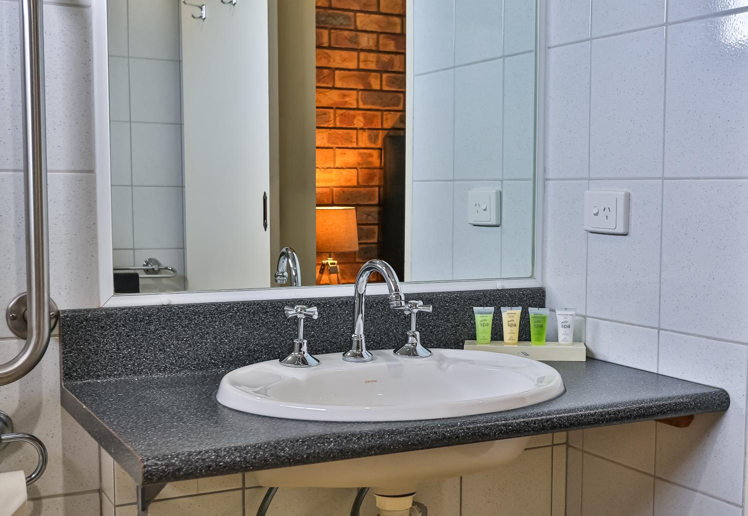 Queen Room - Disability Access - Photo 4