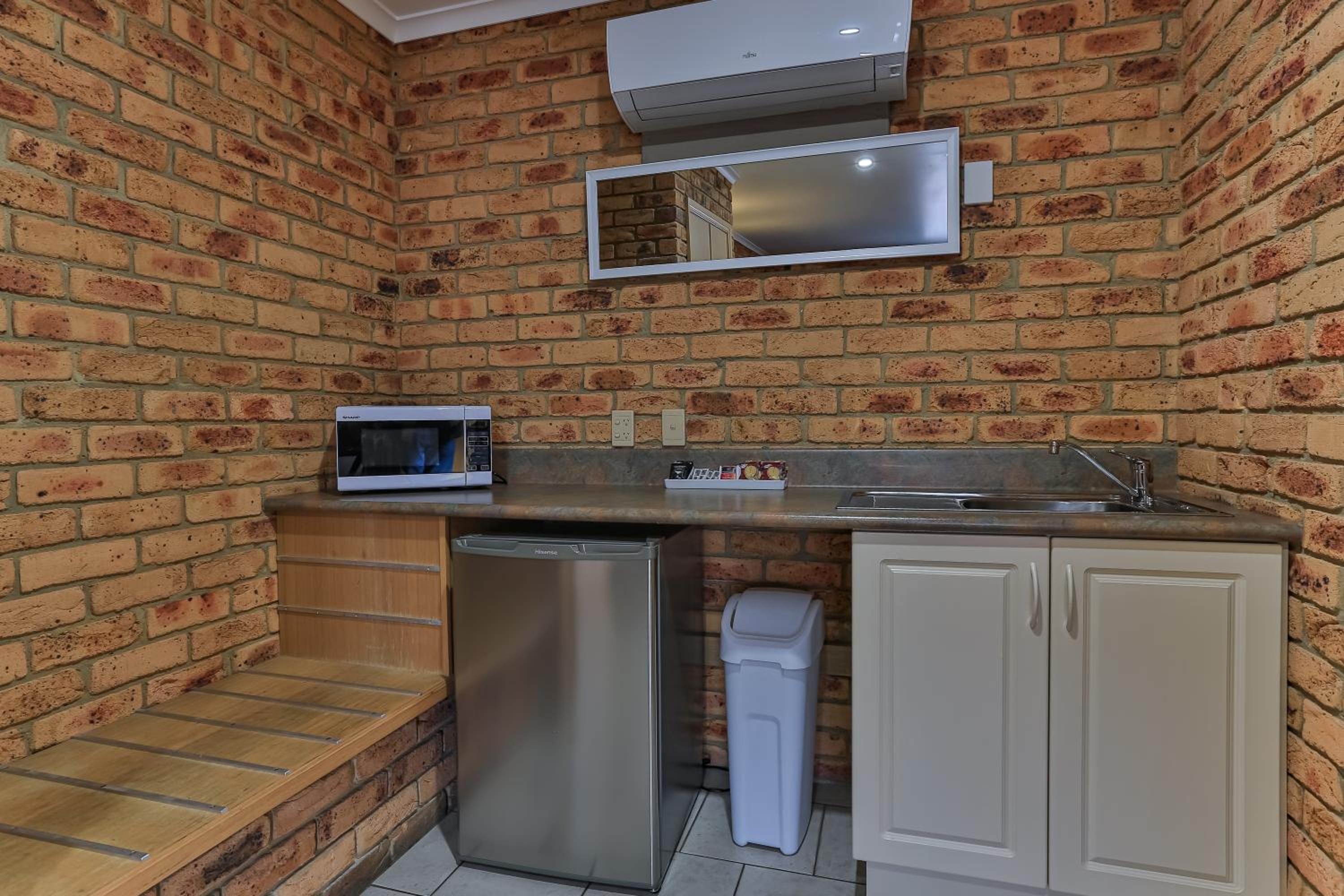 Deluxe King Suite & Divan - Photo 4
