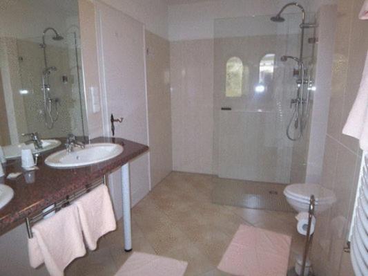 Twin Room - Photo 3