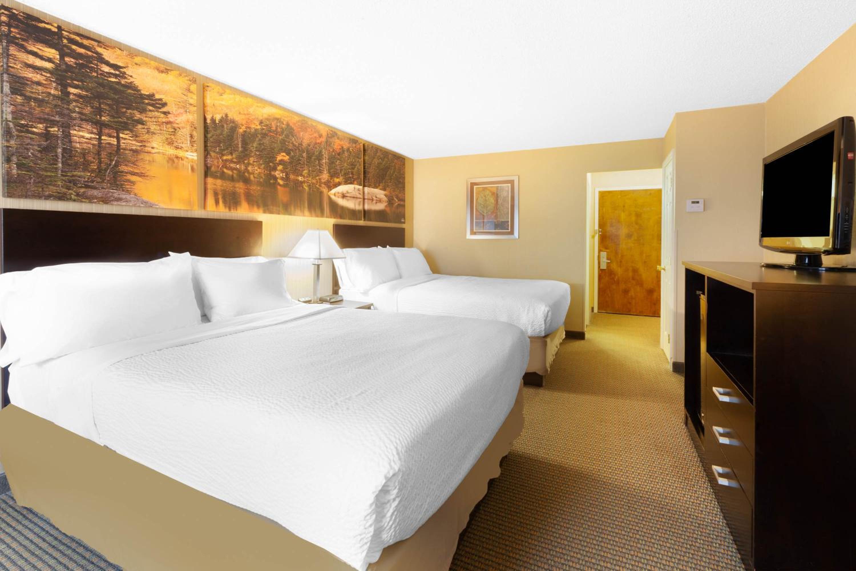 Queen Room with Two Queen Beds - Non-Smoking - Photo 2