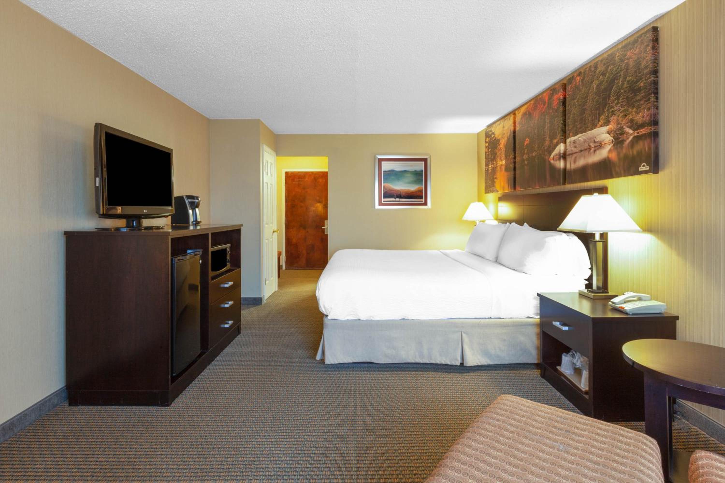 King Room - Non-Smoking - Photo 2