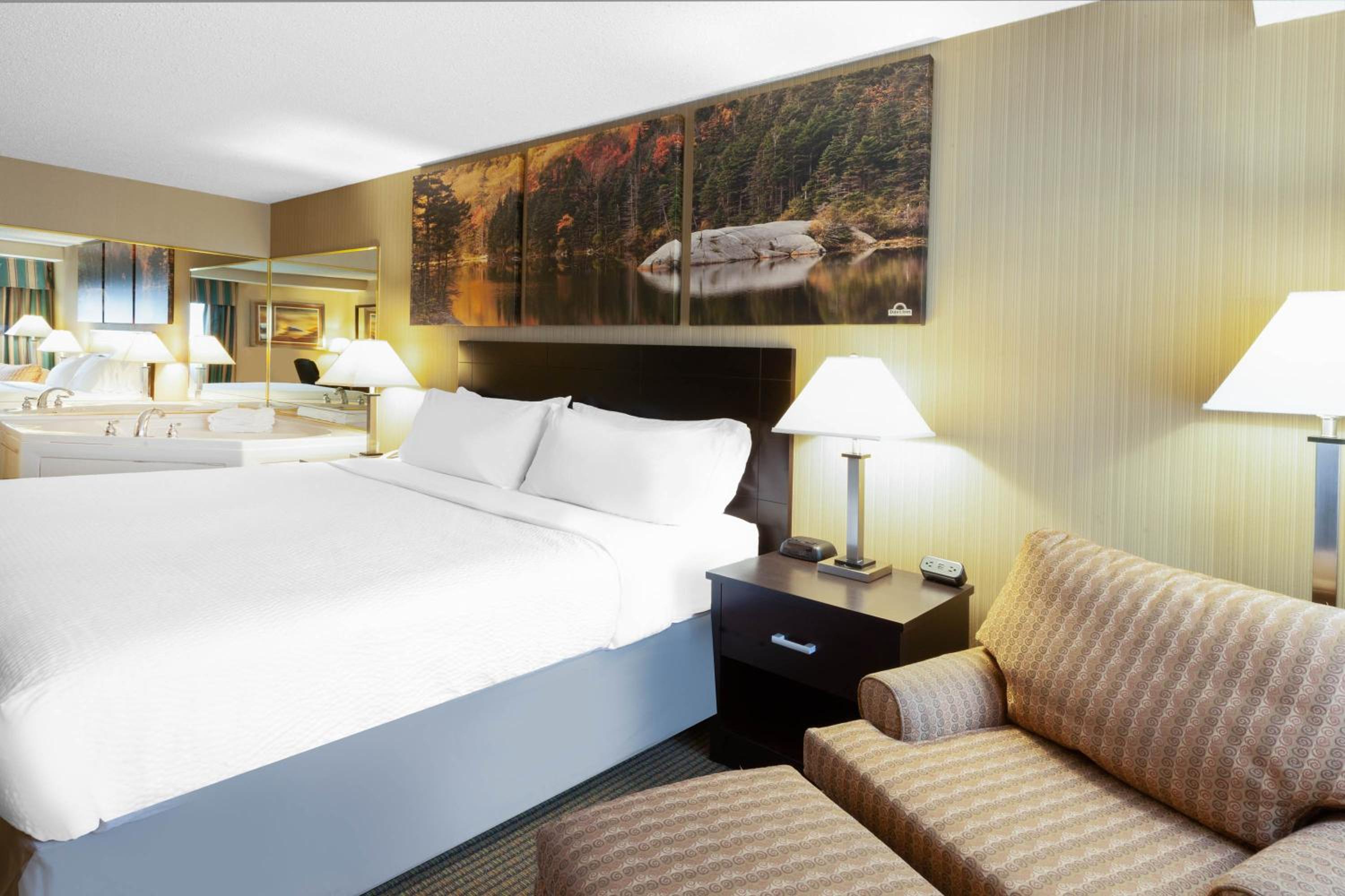 Deluxe King Room - Non-Smoking - Photo 2