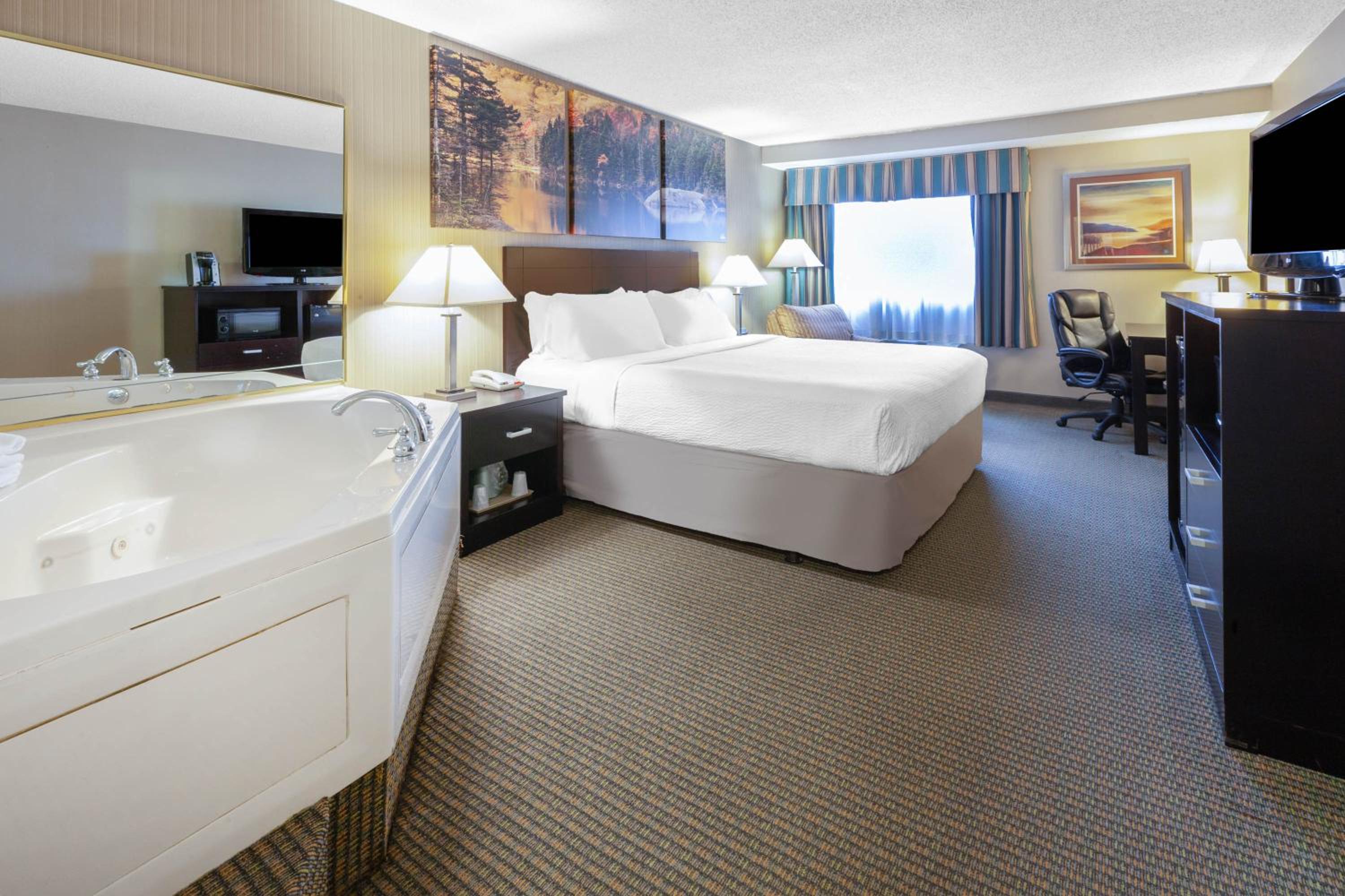 Deluxe King Room - Non-Smoking - Photo 1