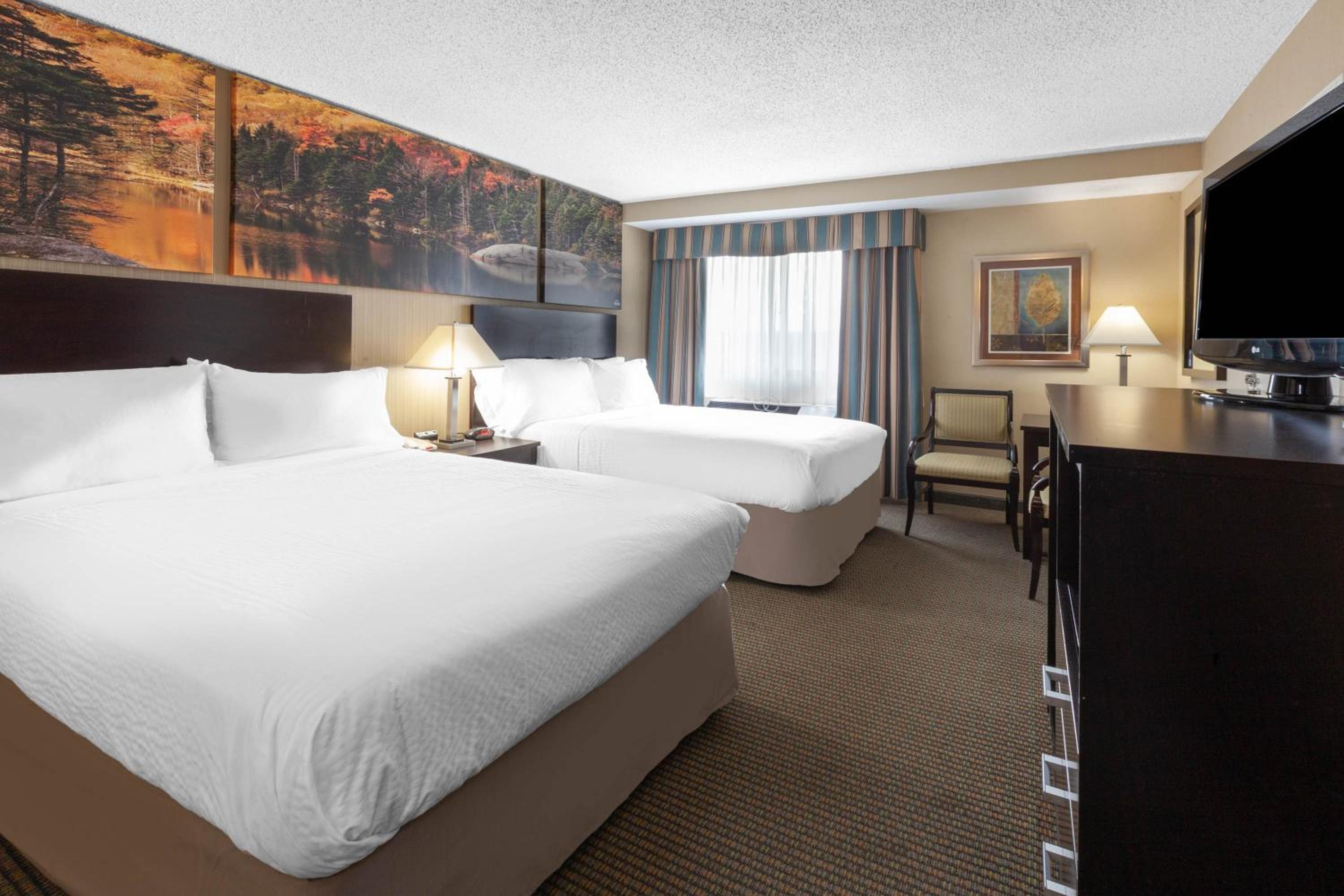 Queen Room with Two Queen Beds - Mobility Access/Non-Smoking - Photo 3