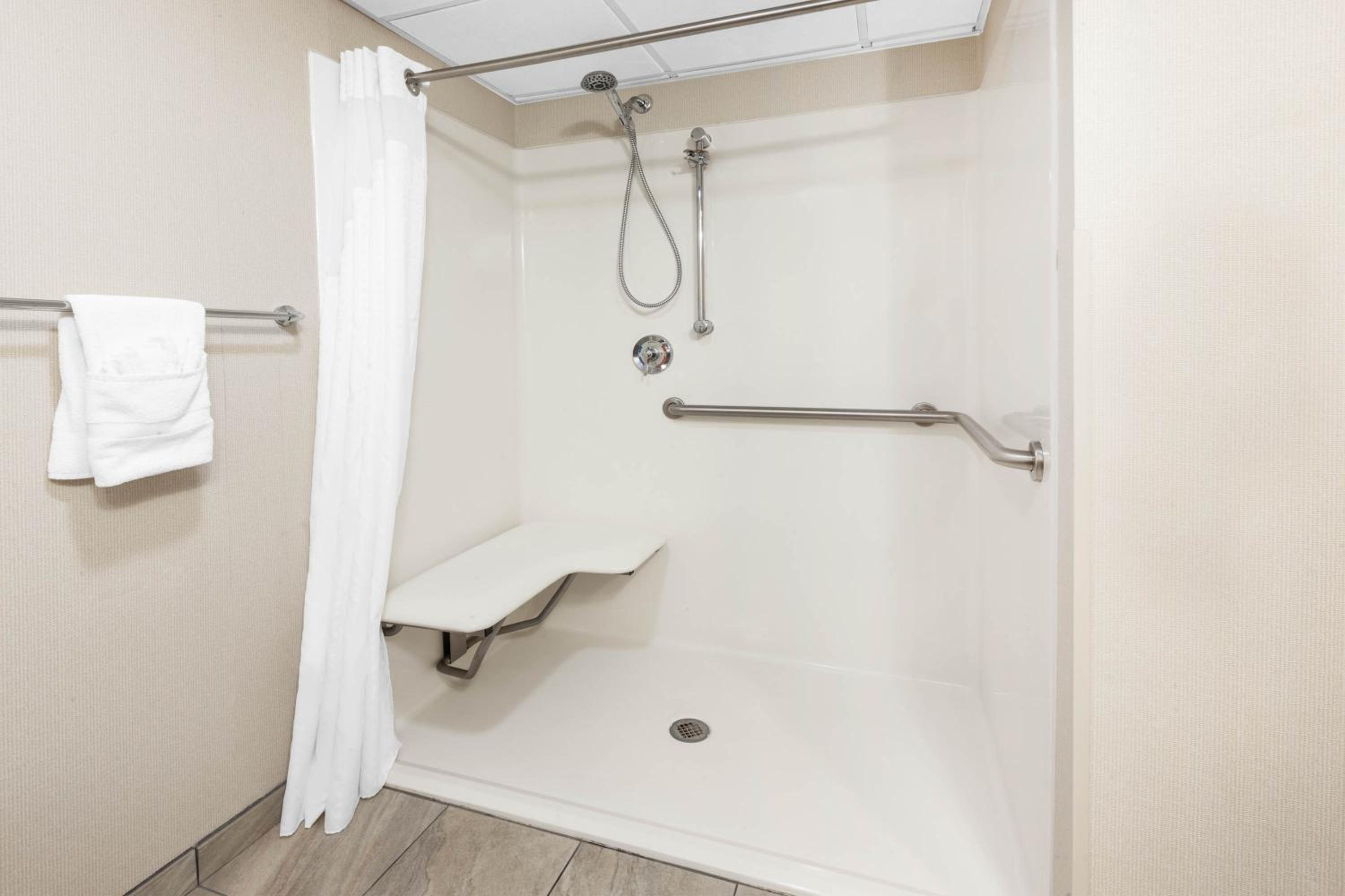 1 Queen Bed, Mobility Accessible Deluxe Room, Non-Smoking - Photo 3
