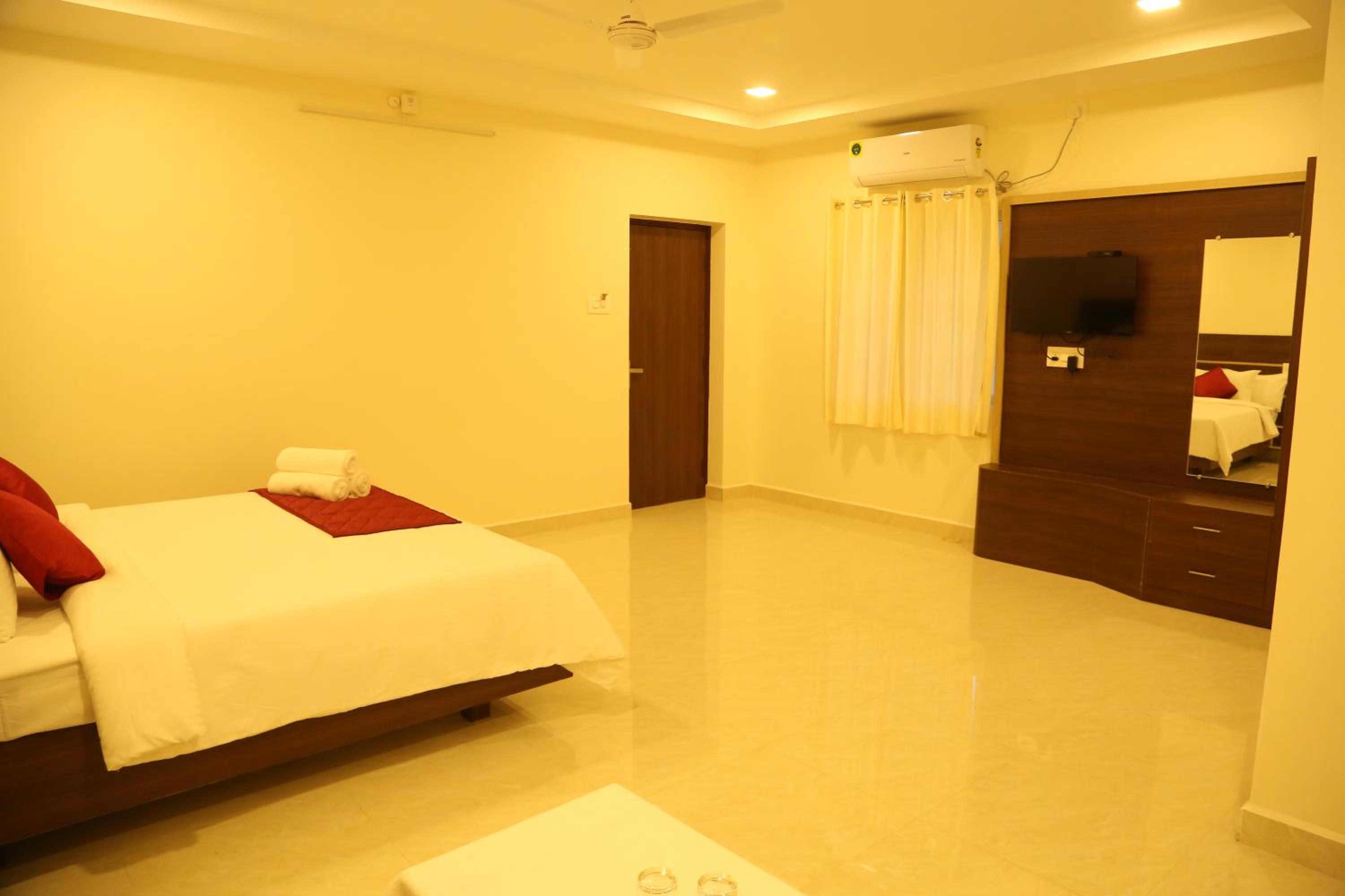 King Room with Balcony - Photo 3