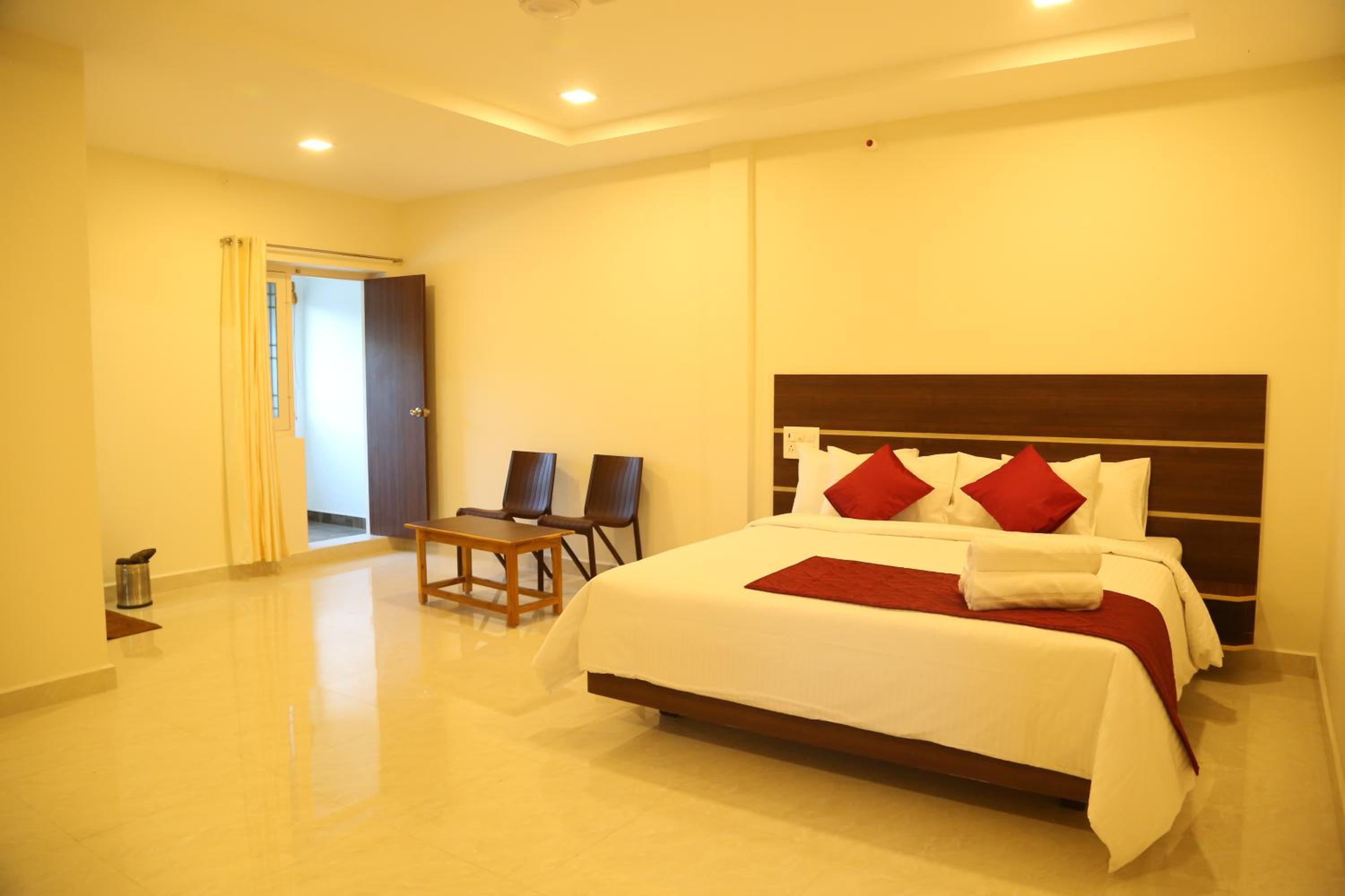 King Room with Balcony - Photo 4