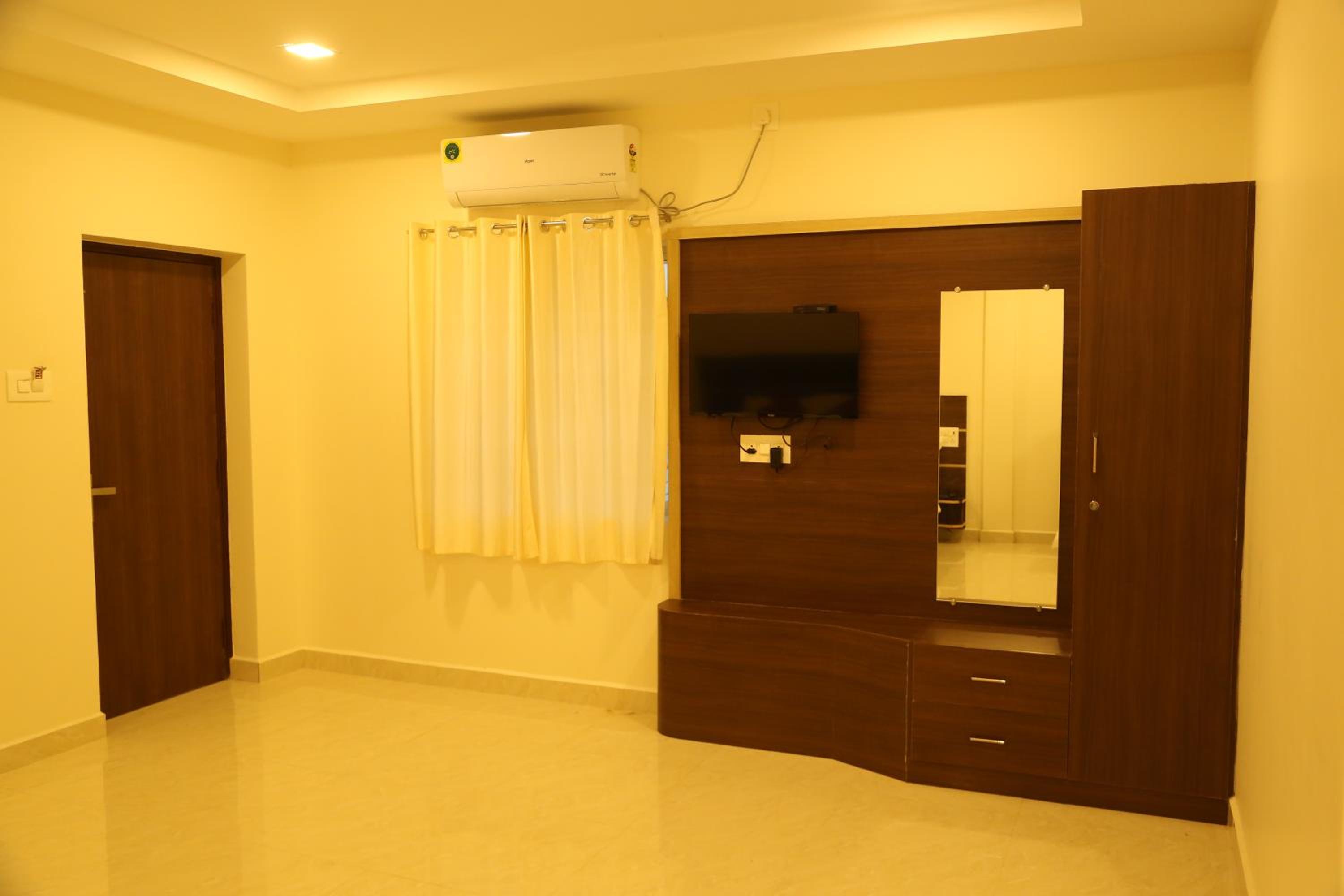 King Room with Balcony - Photo 5