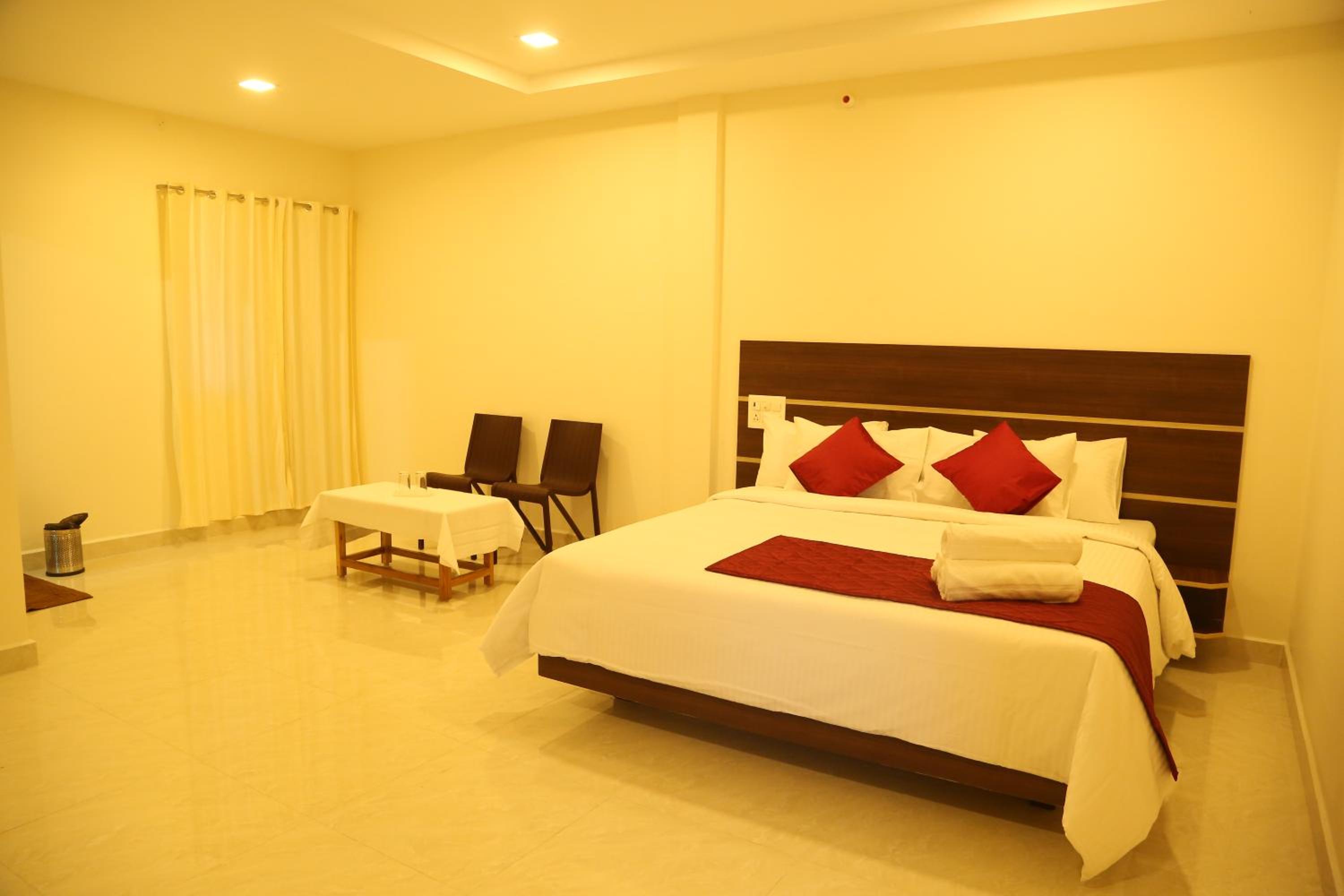 King Room with Balcony - Photo 6