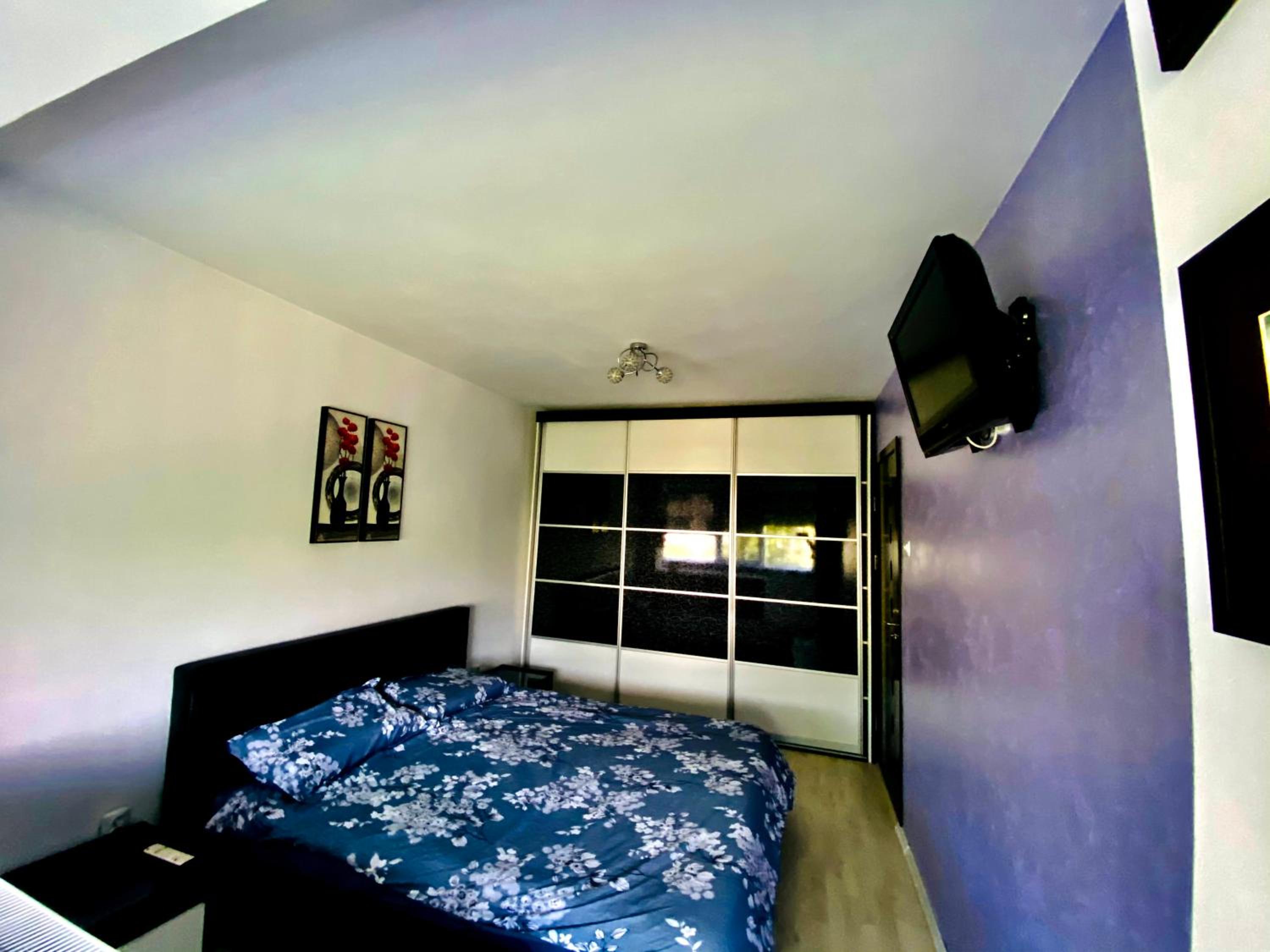 One-Bedroom Apartment photo 1