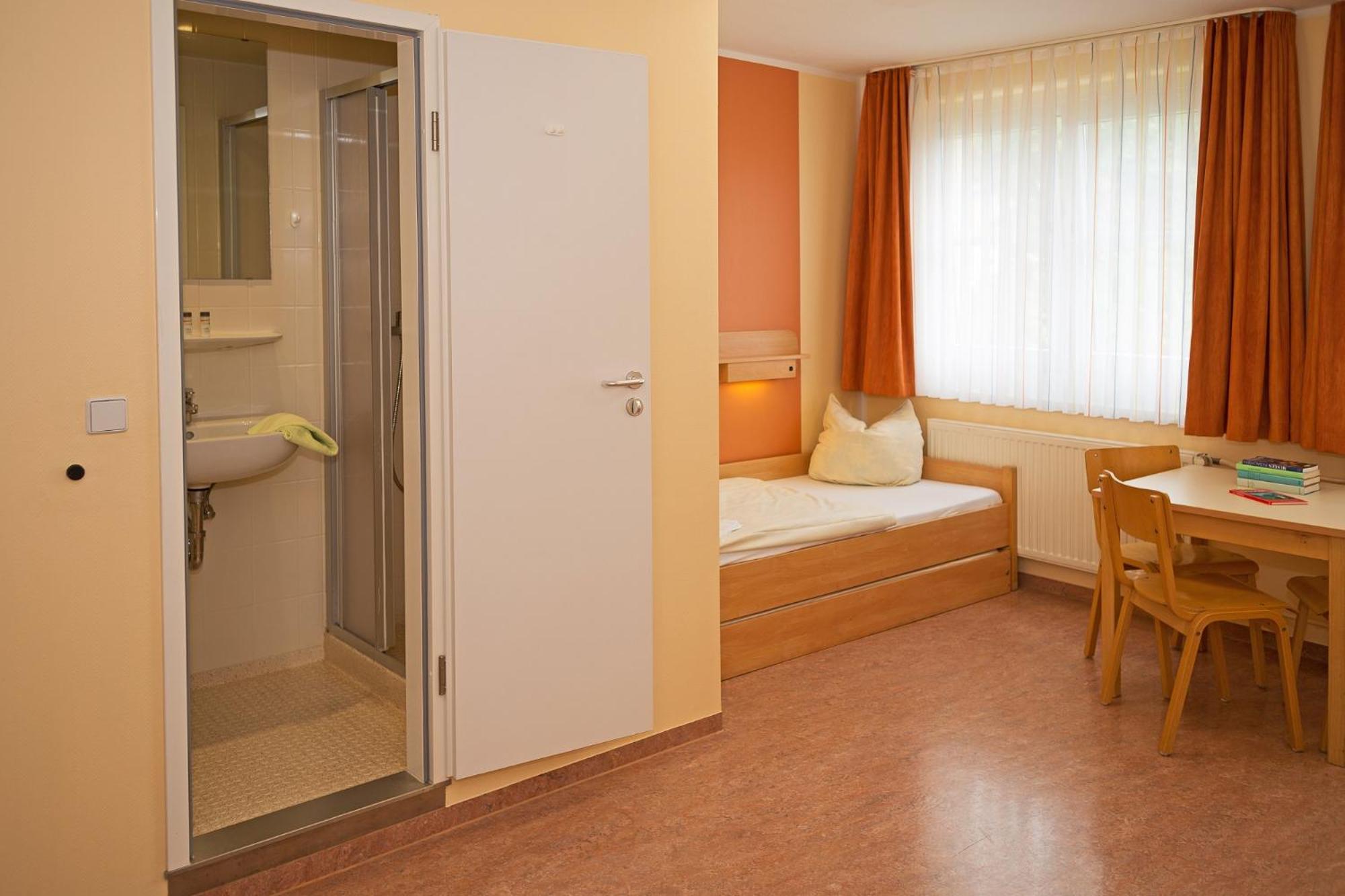 Twin Room with Private Bathroom photo 1
