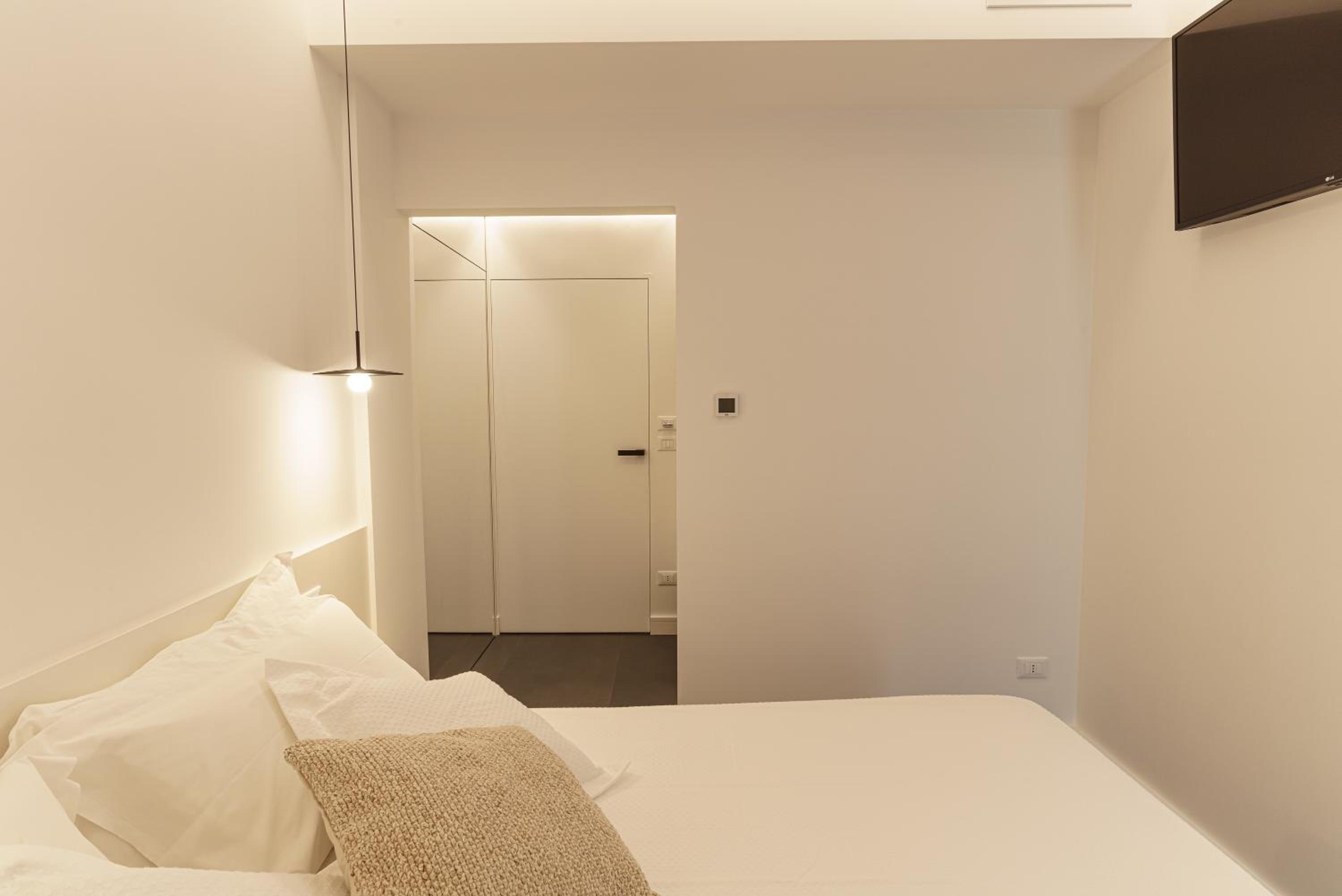 Deluxe Double Room with Balcony photo 3
