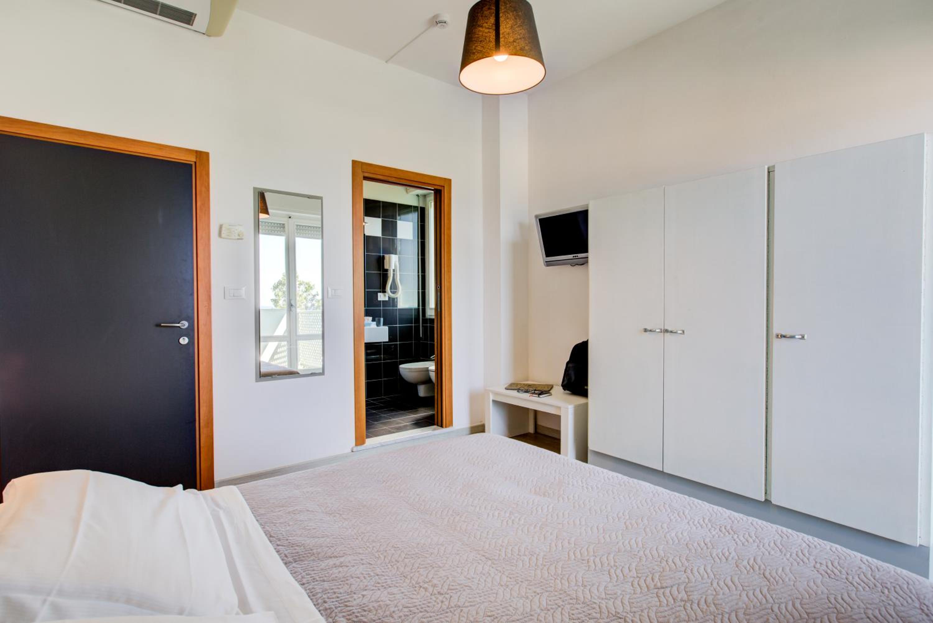 Double Room with Sea View - Photo 8
