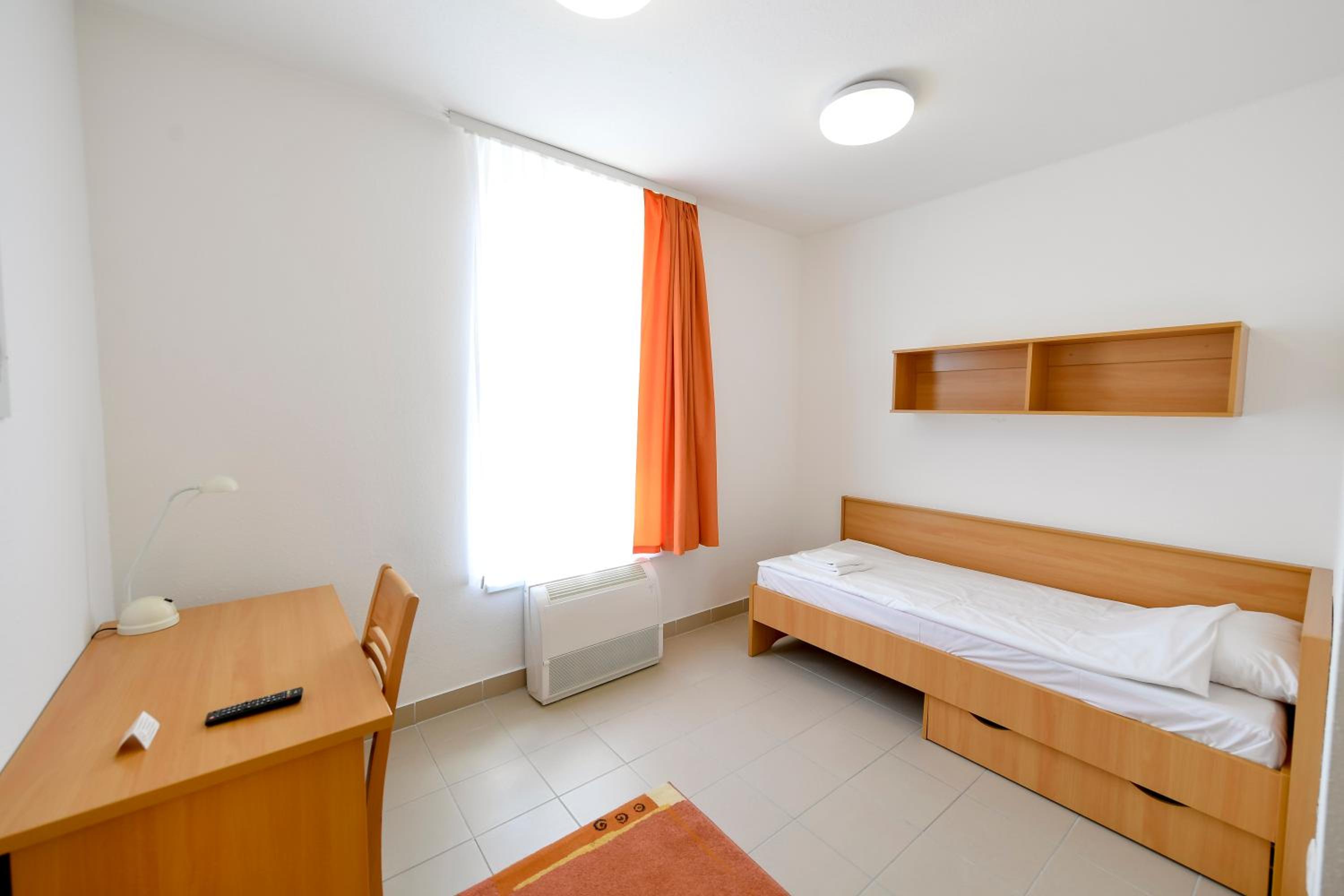 Single Room - Photo 1