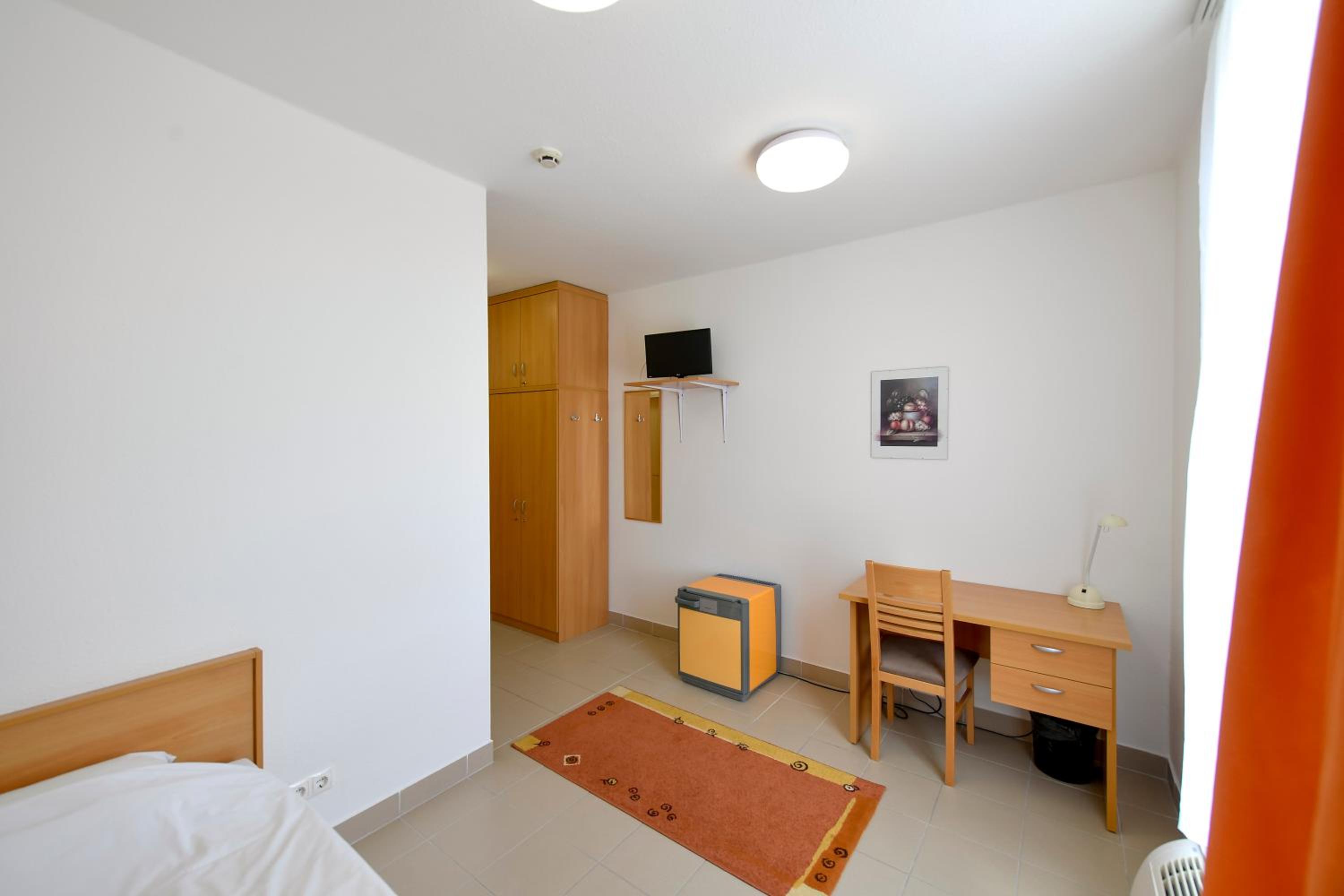 Single Room - Photo 3