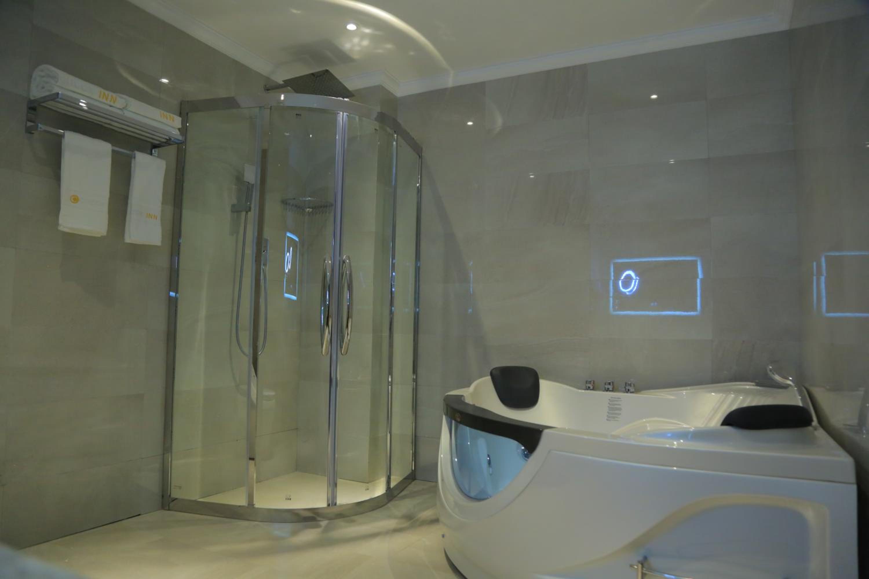 Executive Suite - Photo 5