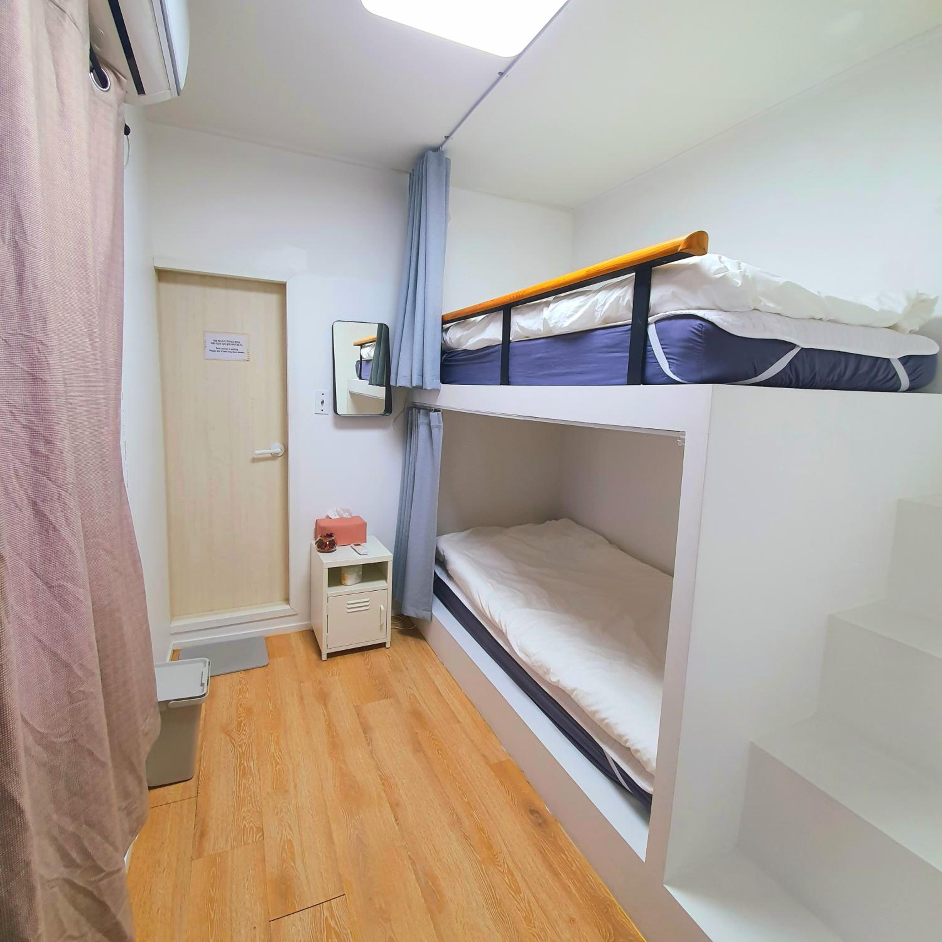 Small Twin Room - Photo 3