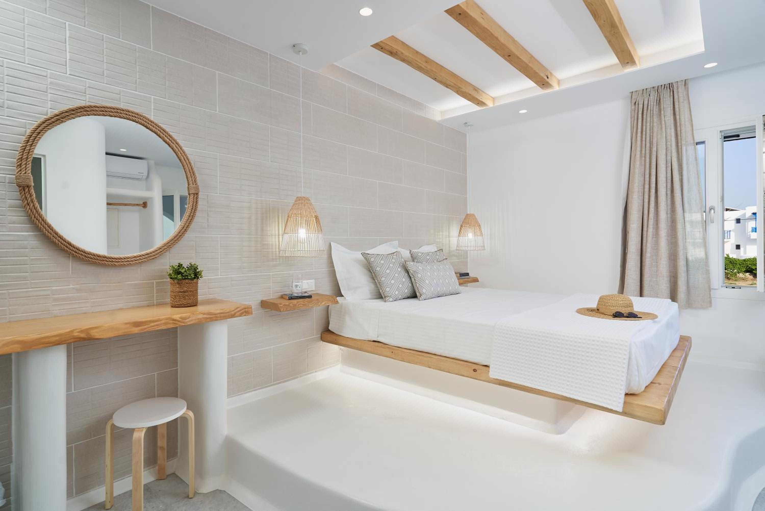 Luxury triple room with sea view and jacuzzi 