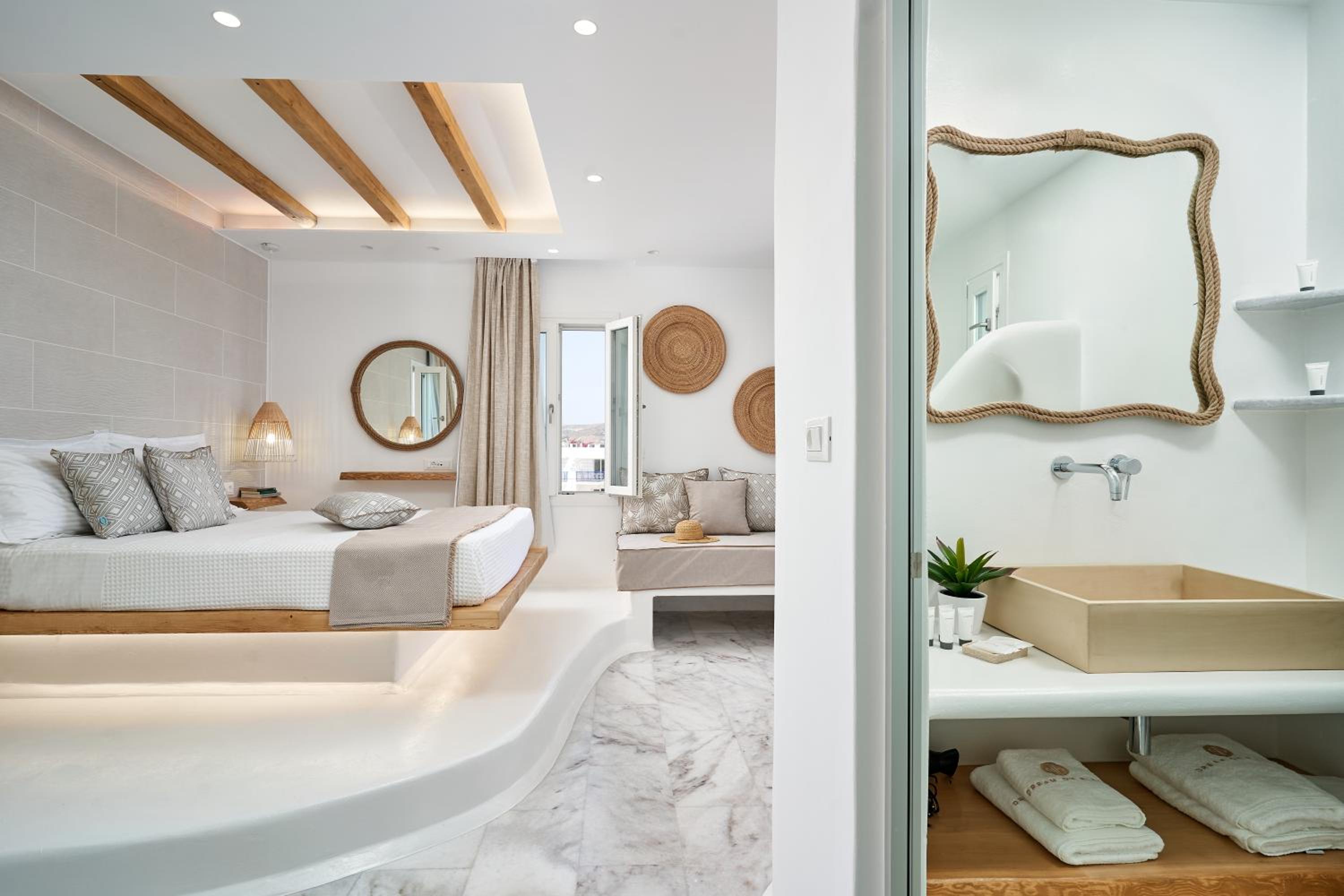 Superior Triple Room with sea view and jacuzzi 