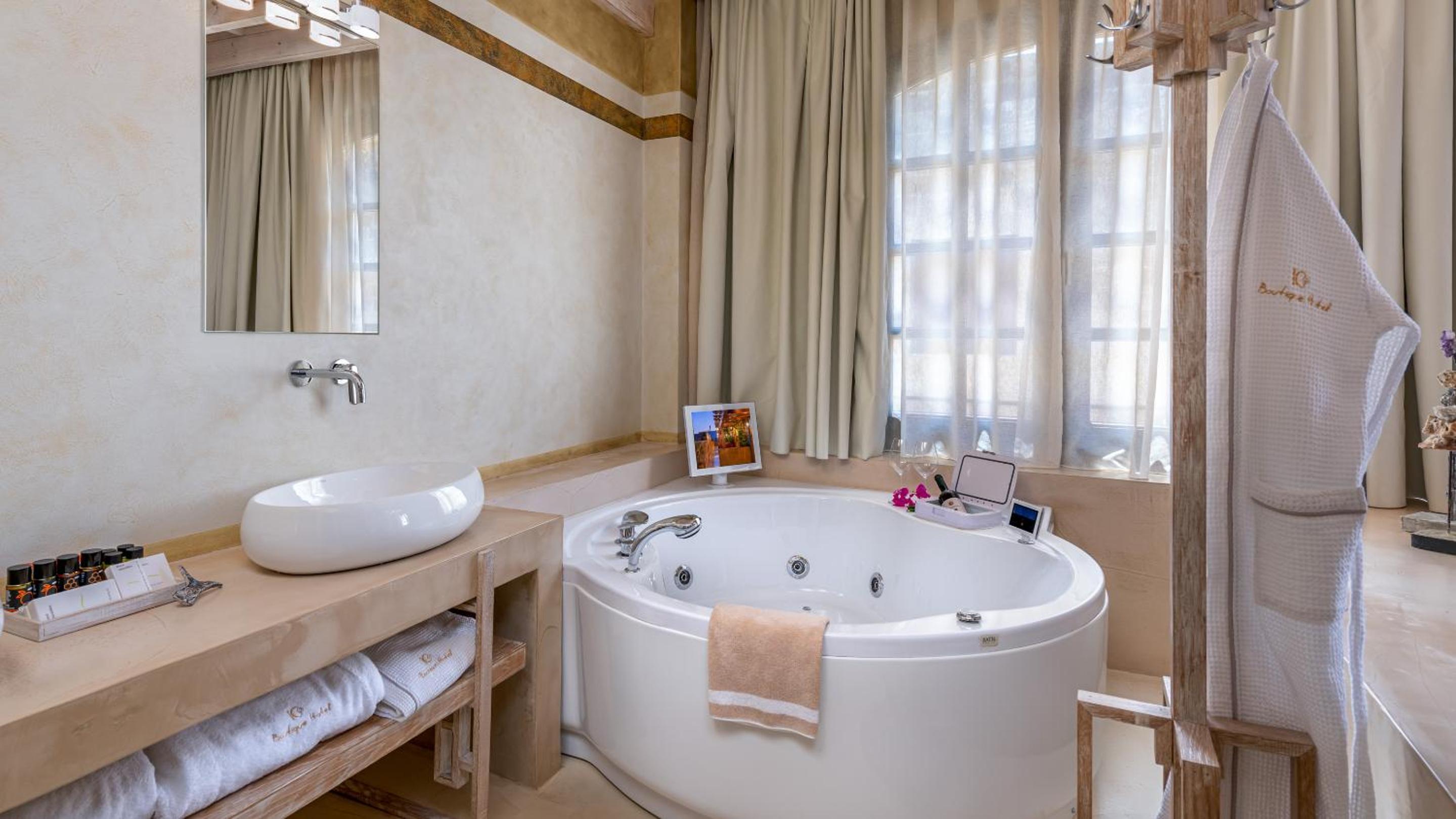 Executive Suite Rhodes with Hot Tub - Photo 11