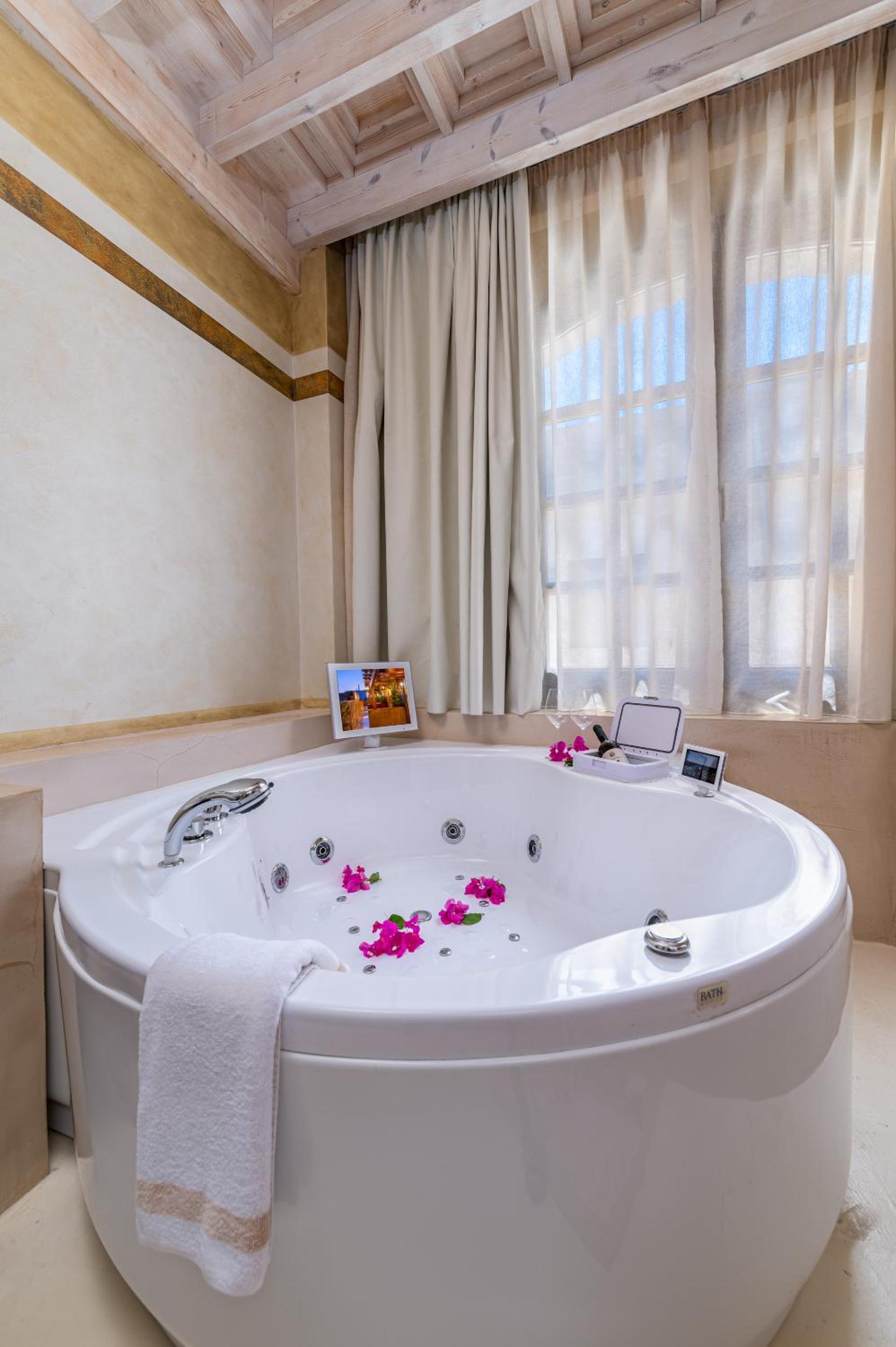 Executive Suite Rhodes with Hot Tub - Photo 2