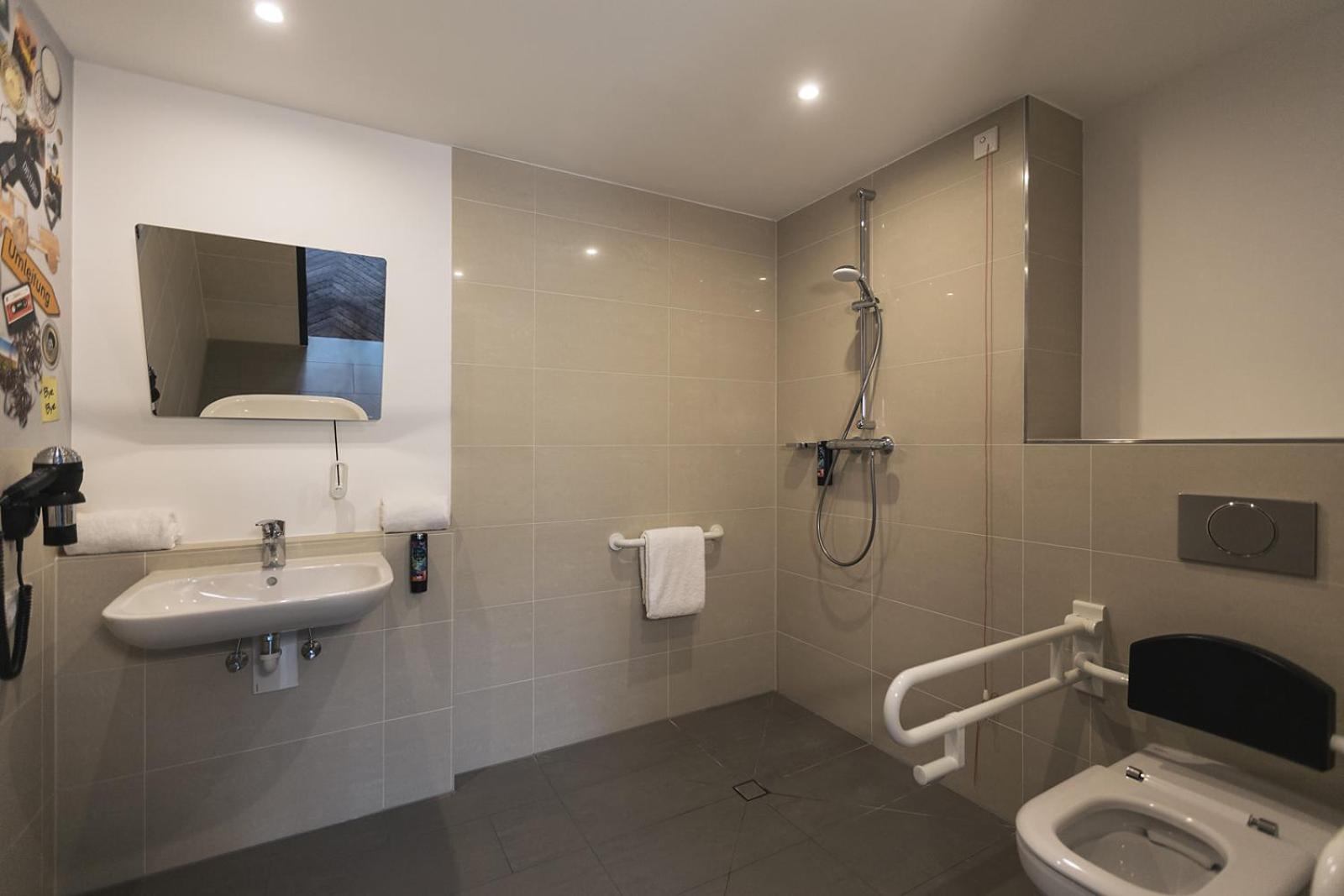 Standard Queen Room - Accessible photo 2