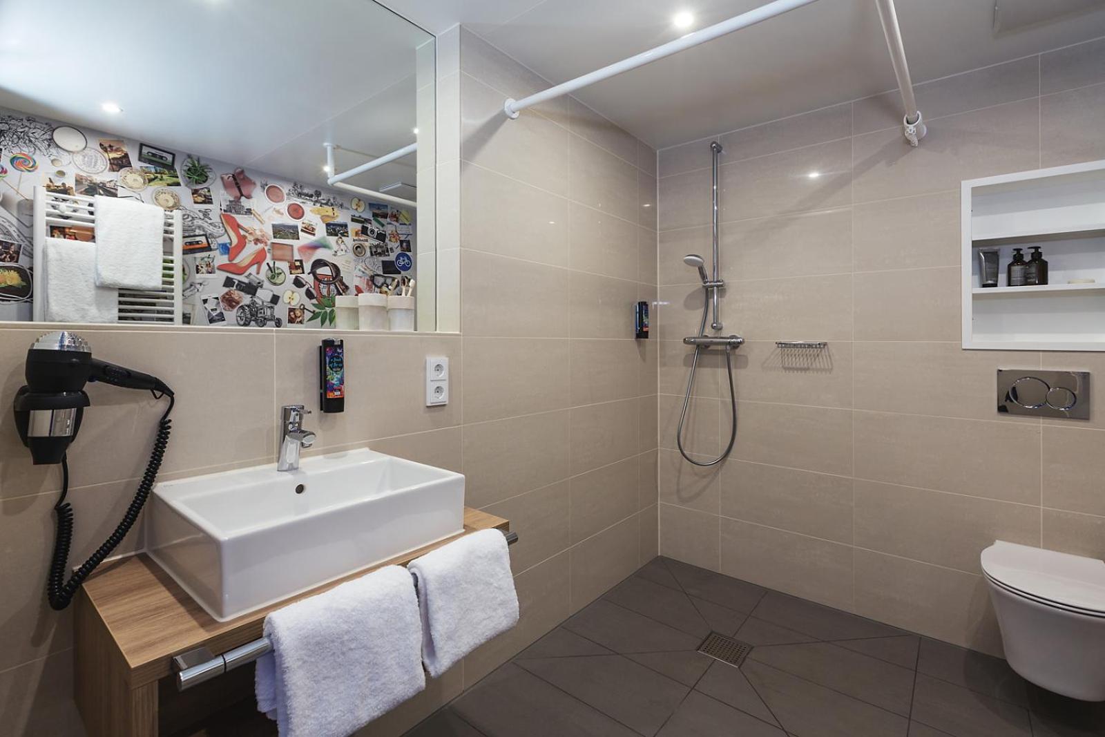 Standard Queen Room - Accessible photo 3