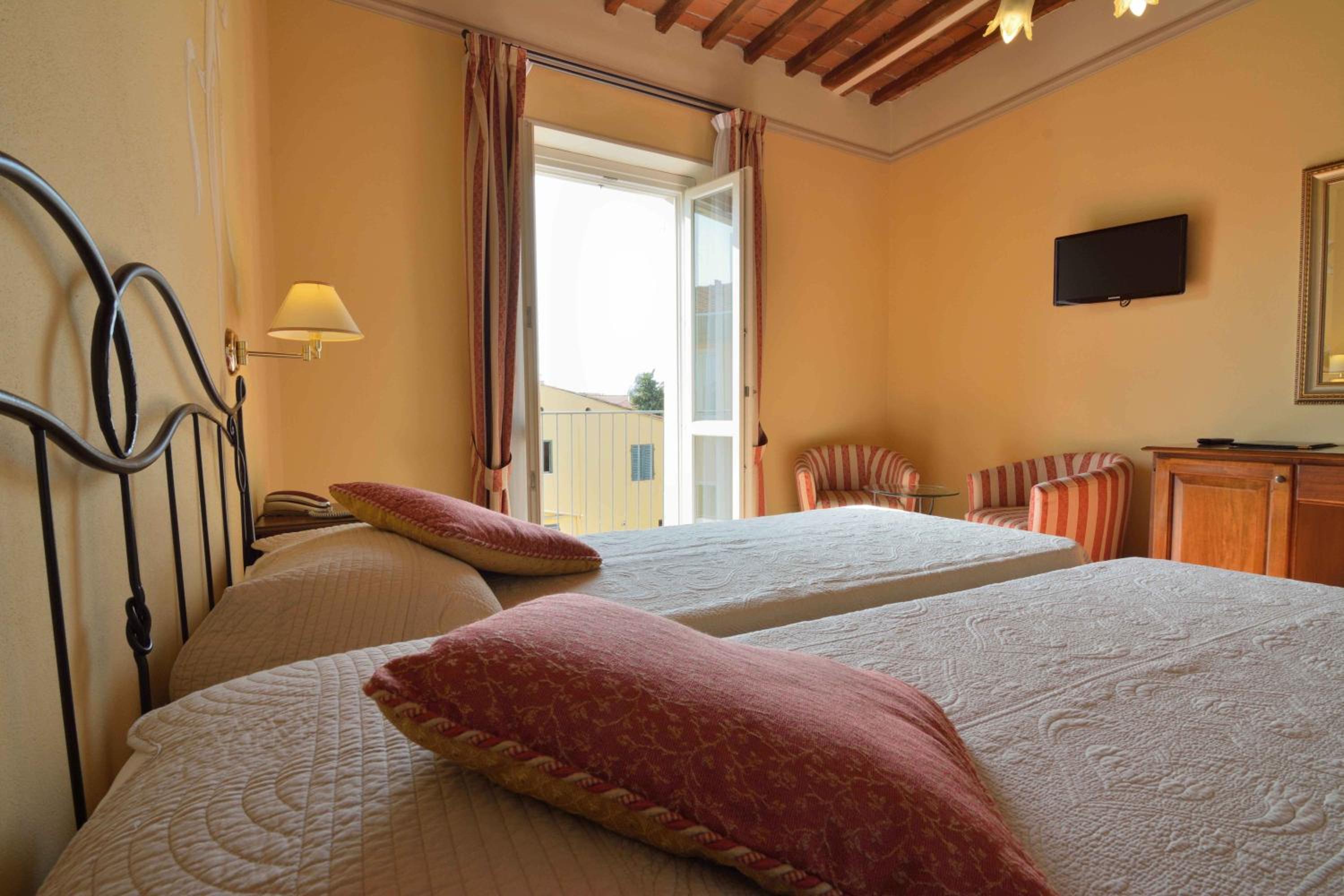 Deluxe Double Room - Photo 9