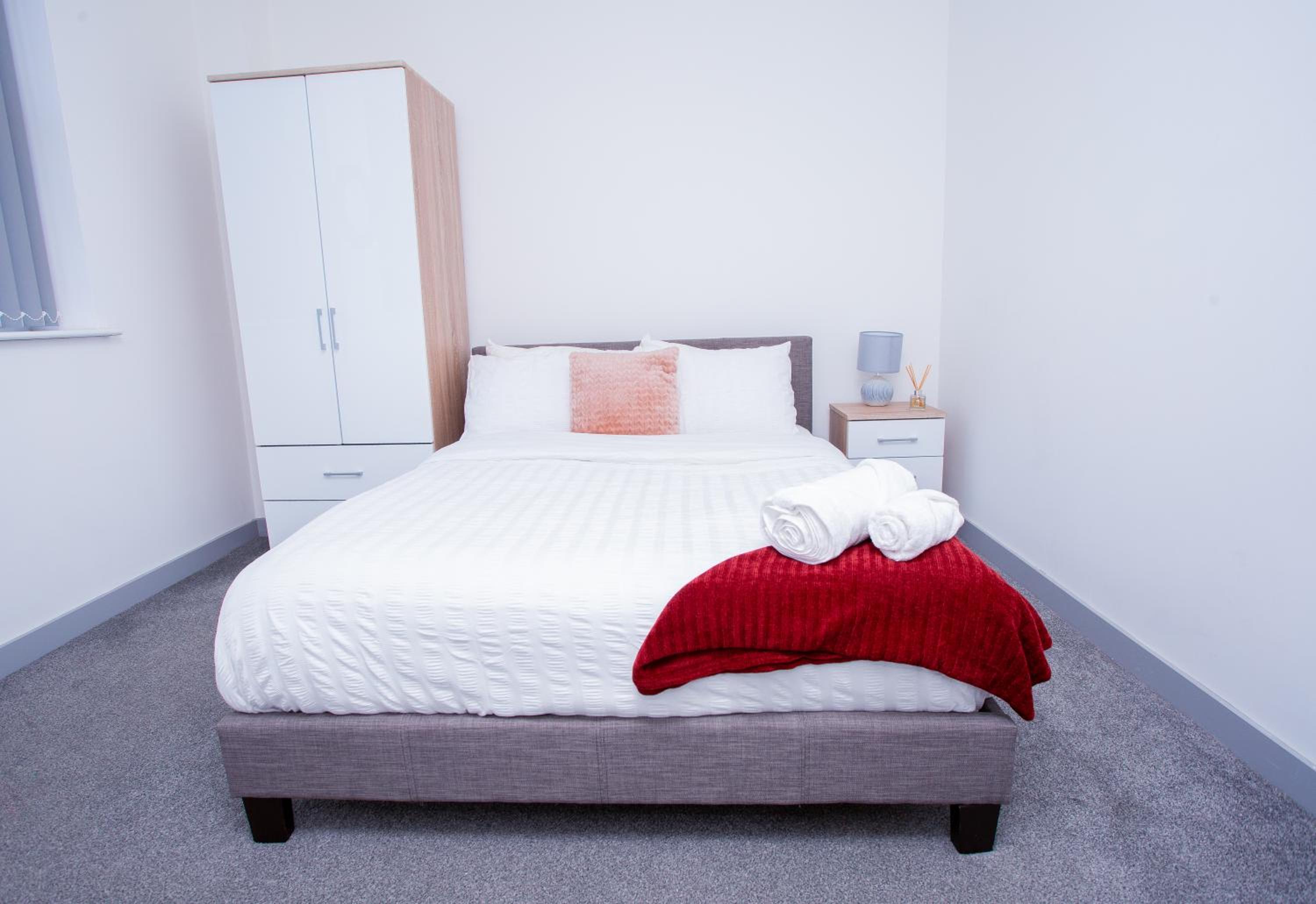 One-Bedroom Apartment photo 1