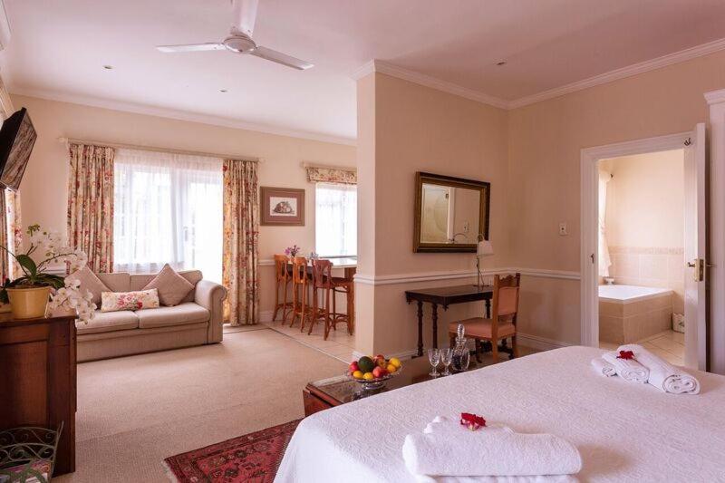 Deluxe Double or Twin Room with Sleeper Couch photo 3