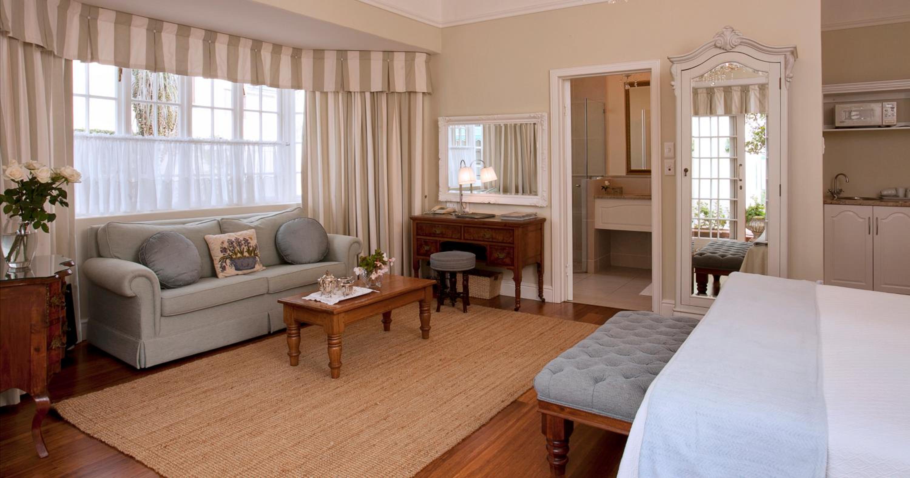 Deluxe Double or Twin Room with Sleeper Couch