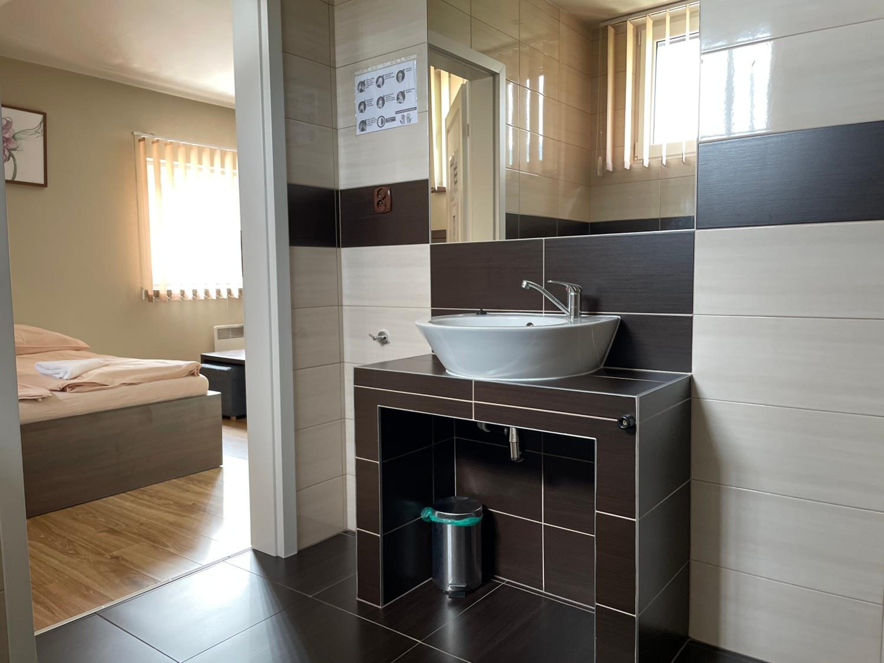 Quadruple Room with Private Bathroom - Photo 4