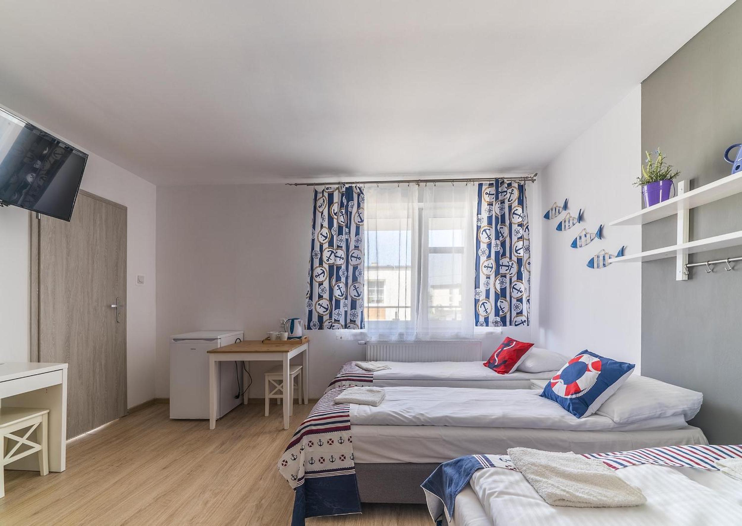 Quadruple Room with Bathroom - Photo 3