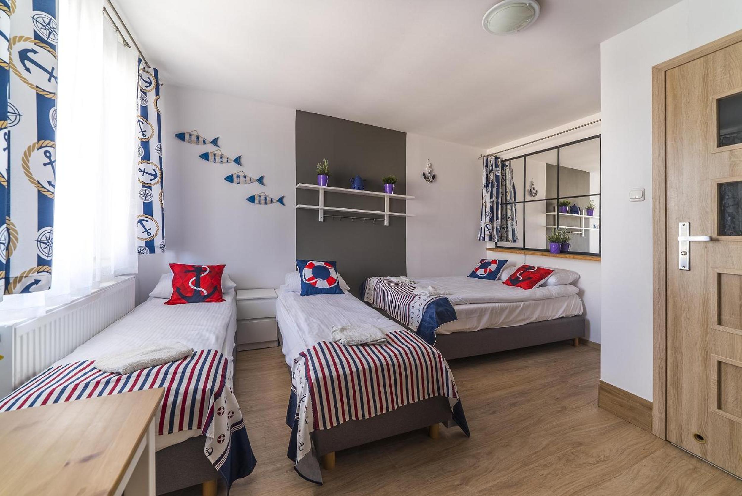Quadruple Room with Bathroom - Photo 1