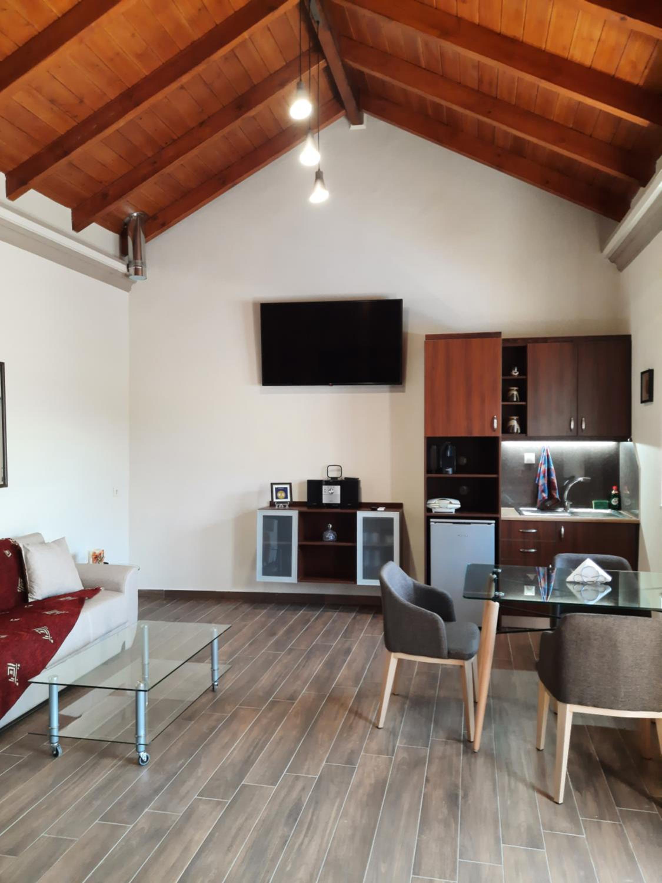 Five-Bedroom House photo 3