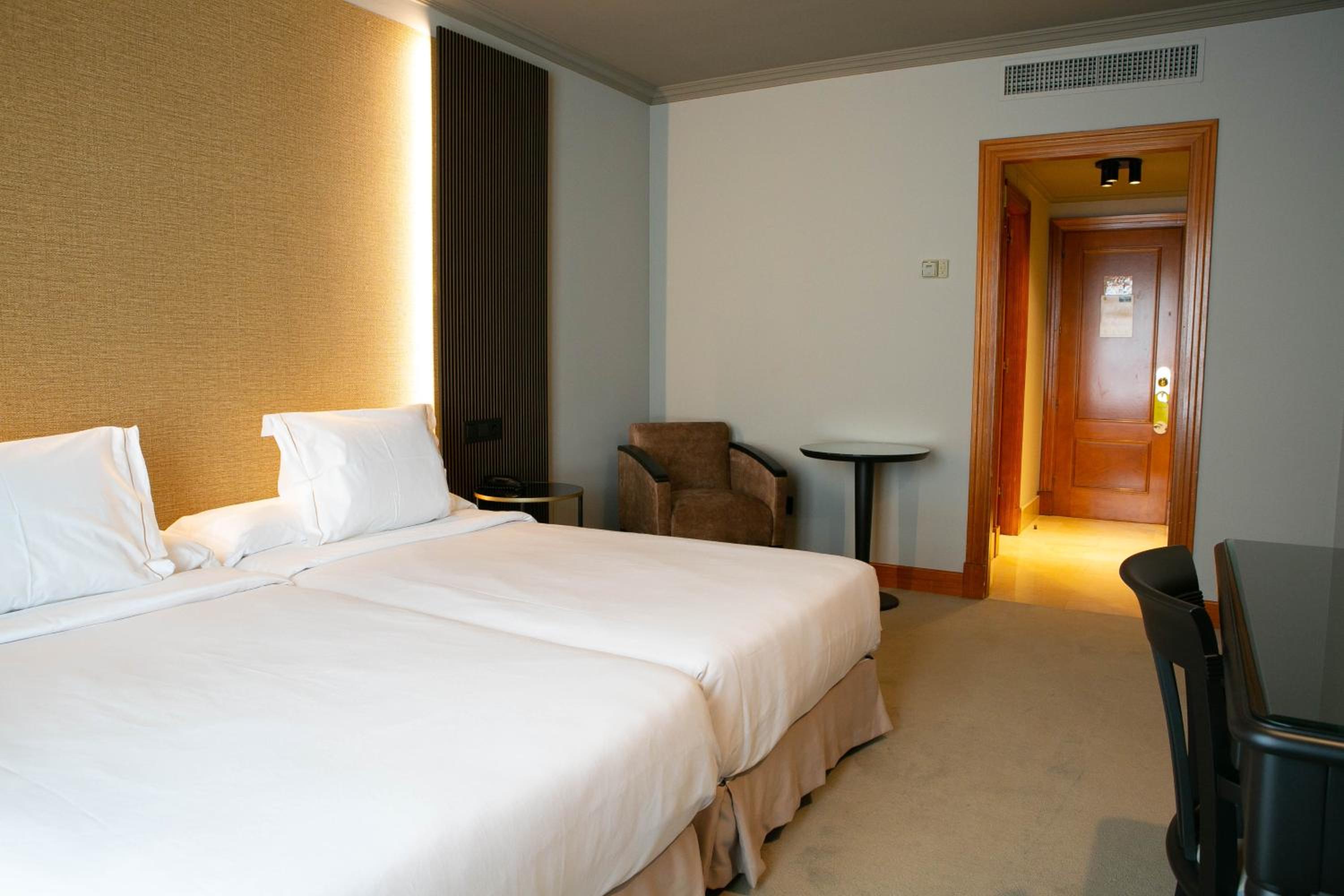 Twin Room - Photo 1