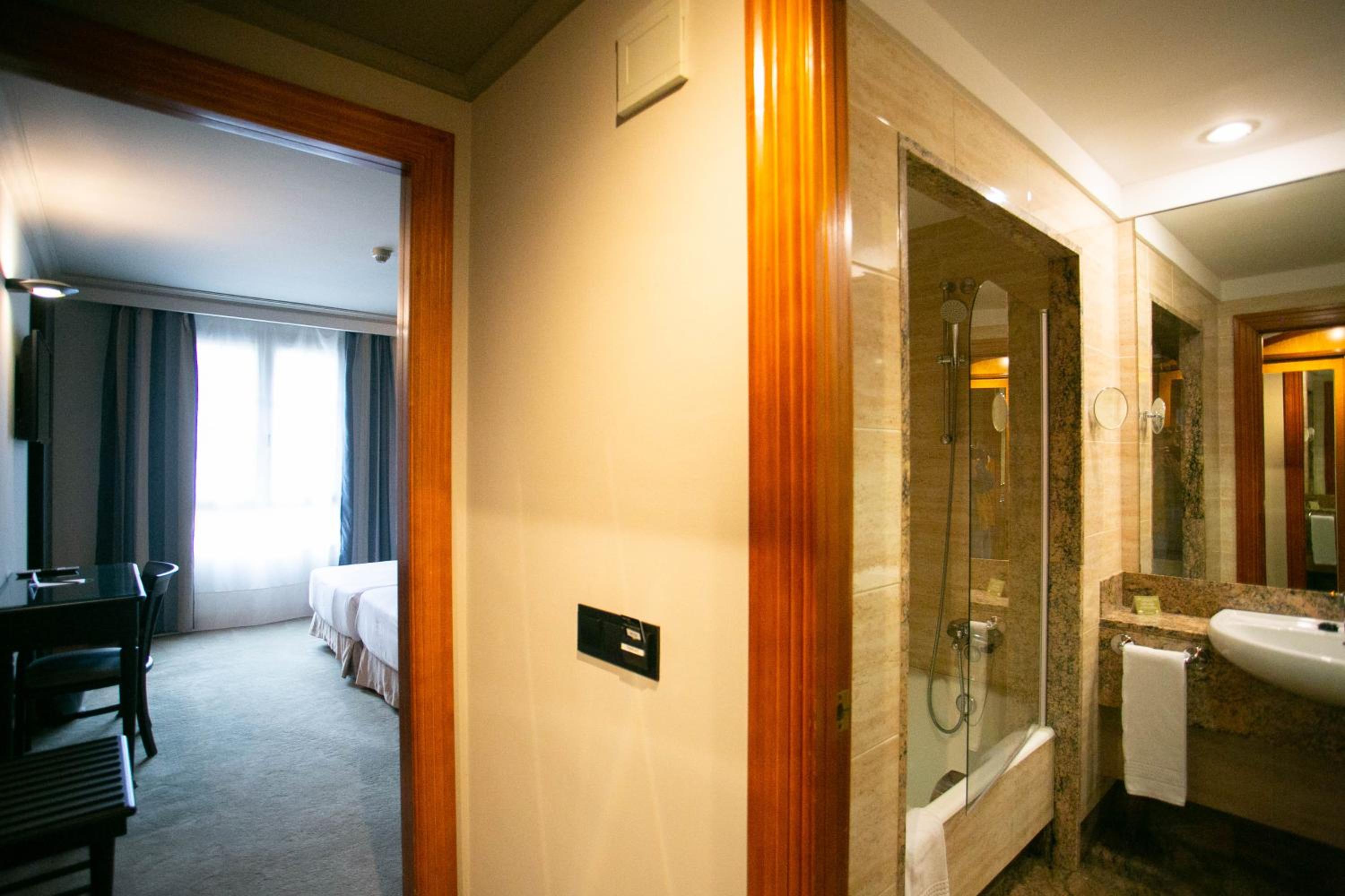 Twin Room - Photo 3