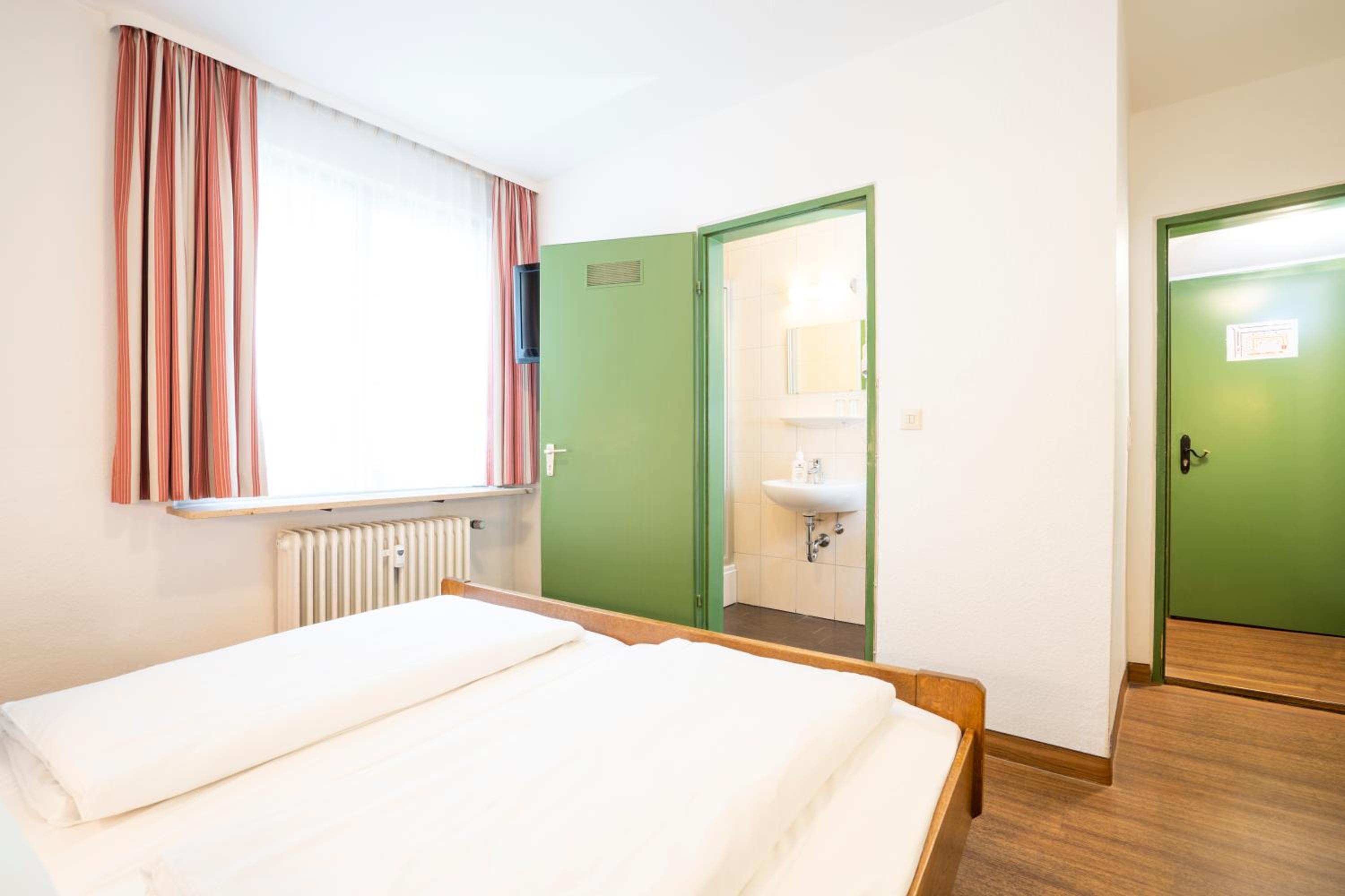 Double Room - Photo 8