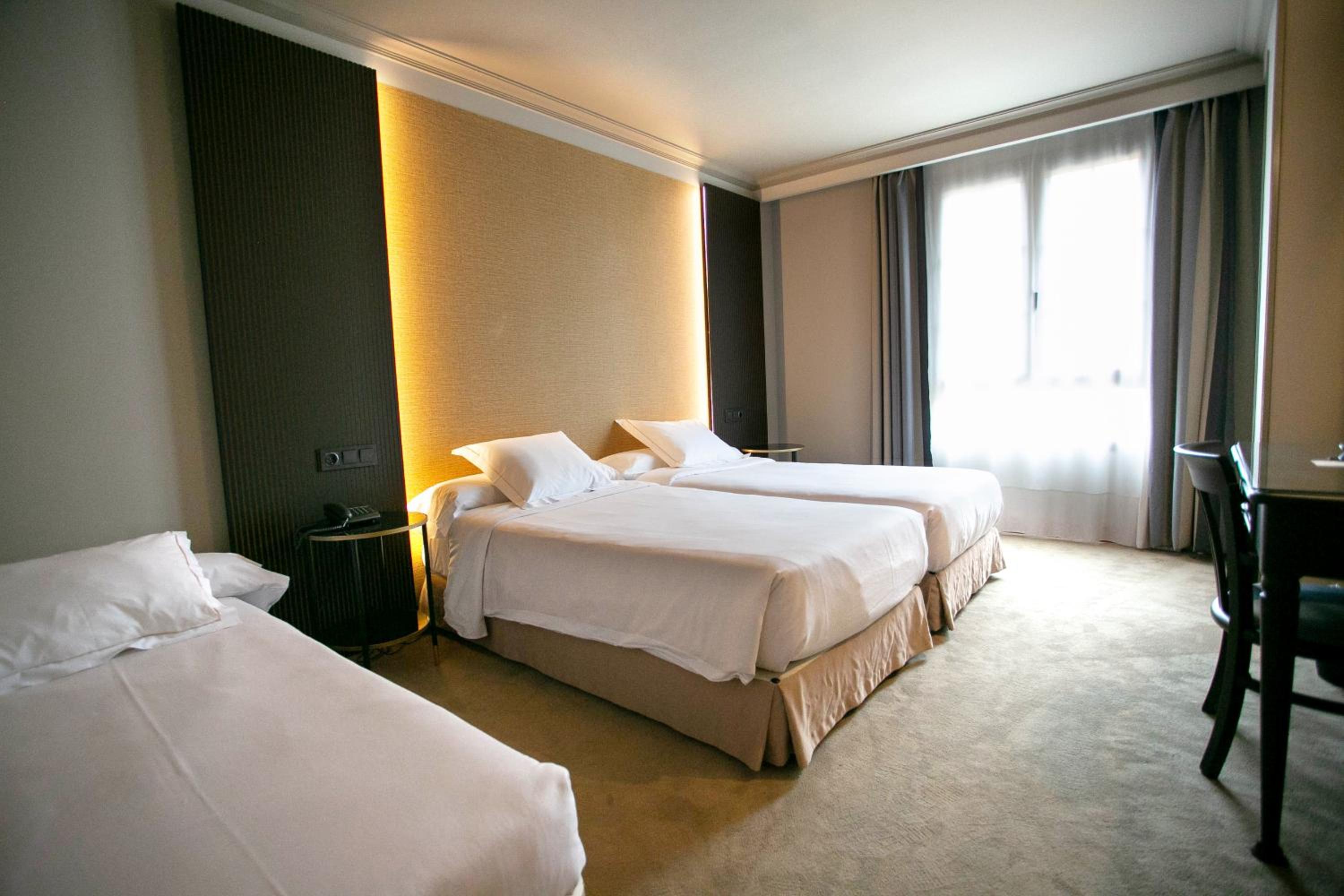 Double or Twin Room with Extra Bed - Photo 2