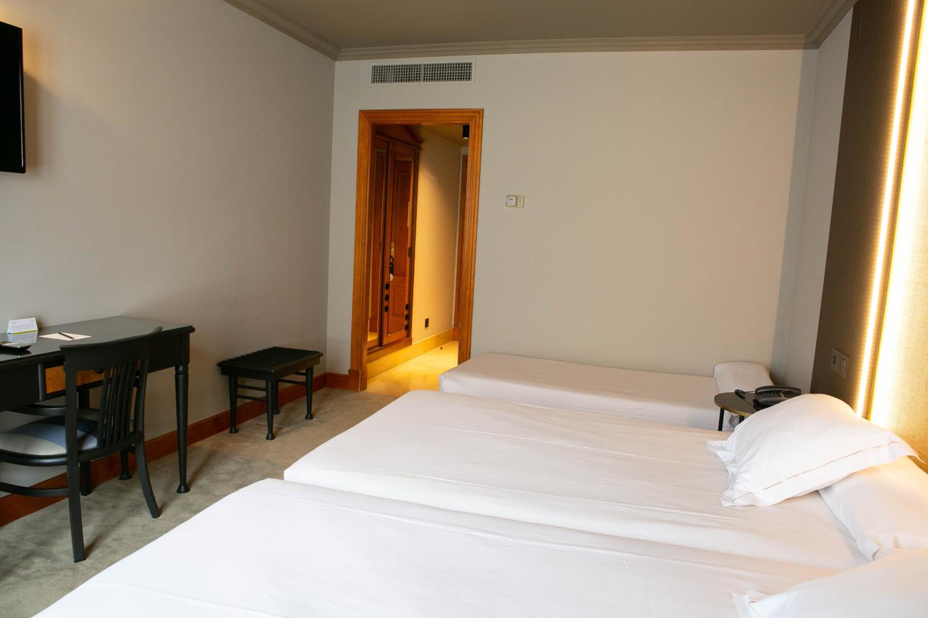 Double or Twin Room with Extra Bed - Photo 4