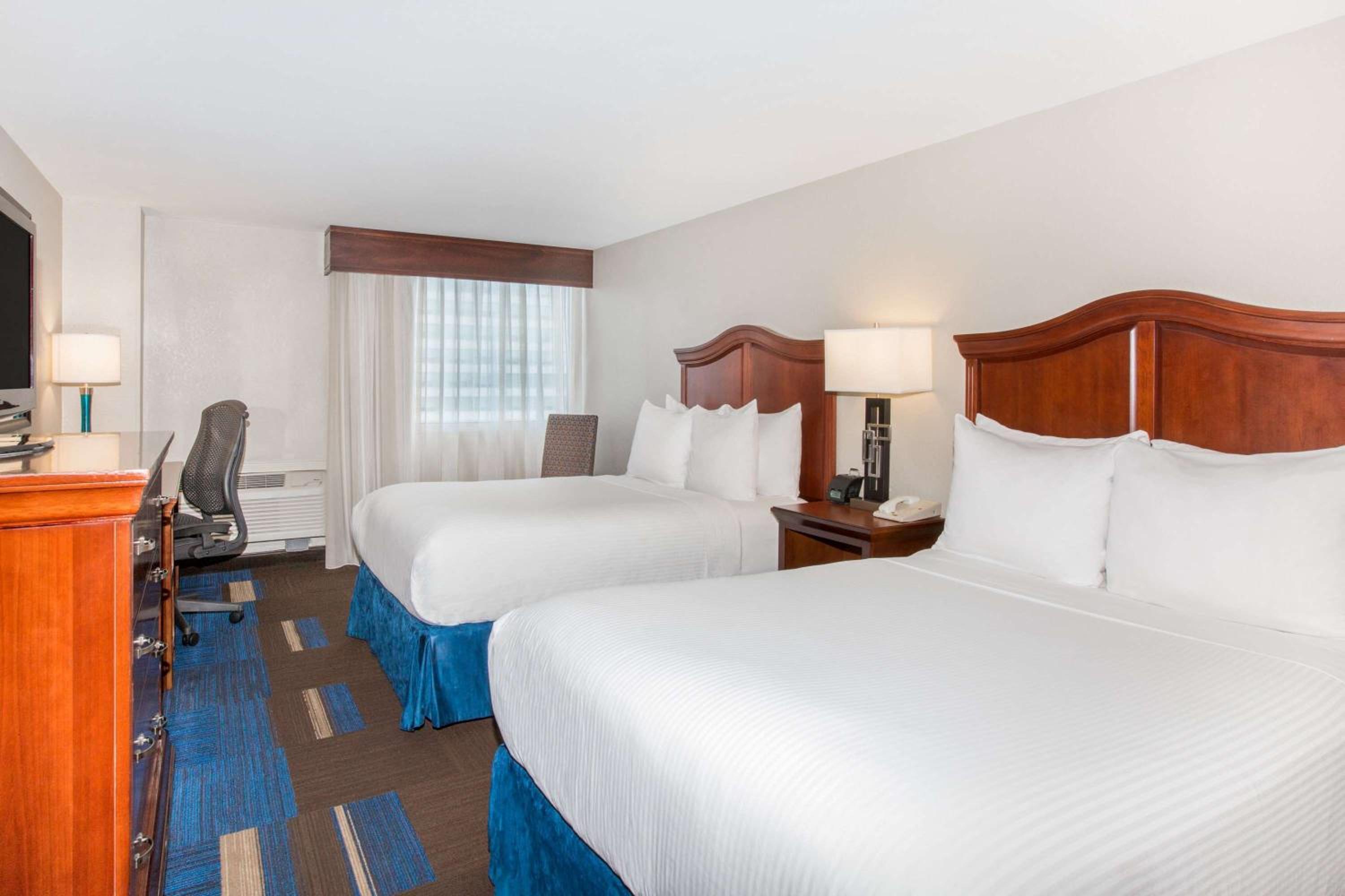 Double Room with Two Double Beds - Non-Smoking - Photo 4