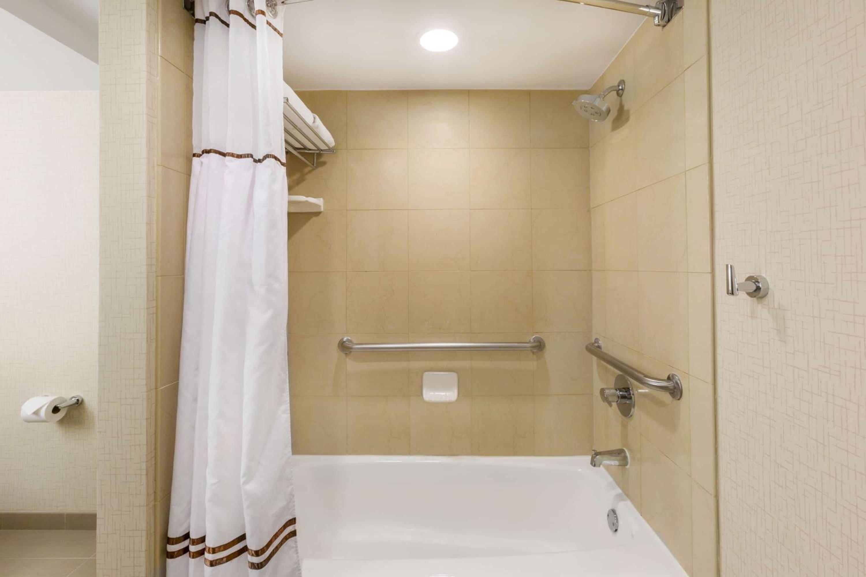 Double Room with Two Double Beds - Mobility Access/Non-Smoking - Photo 2