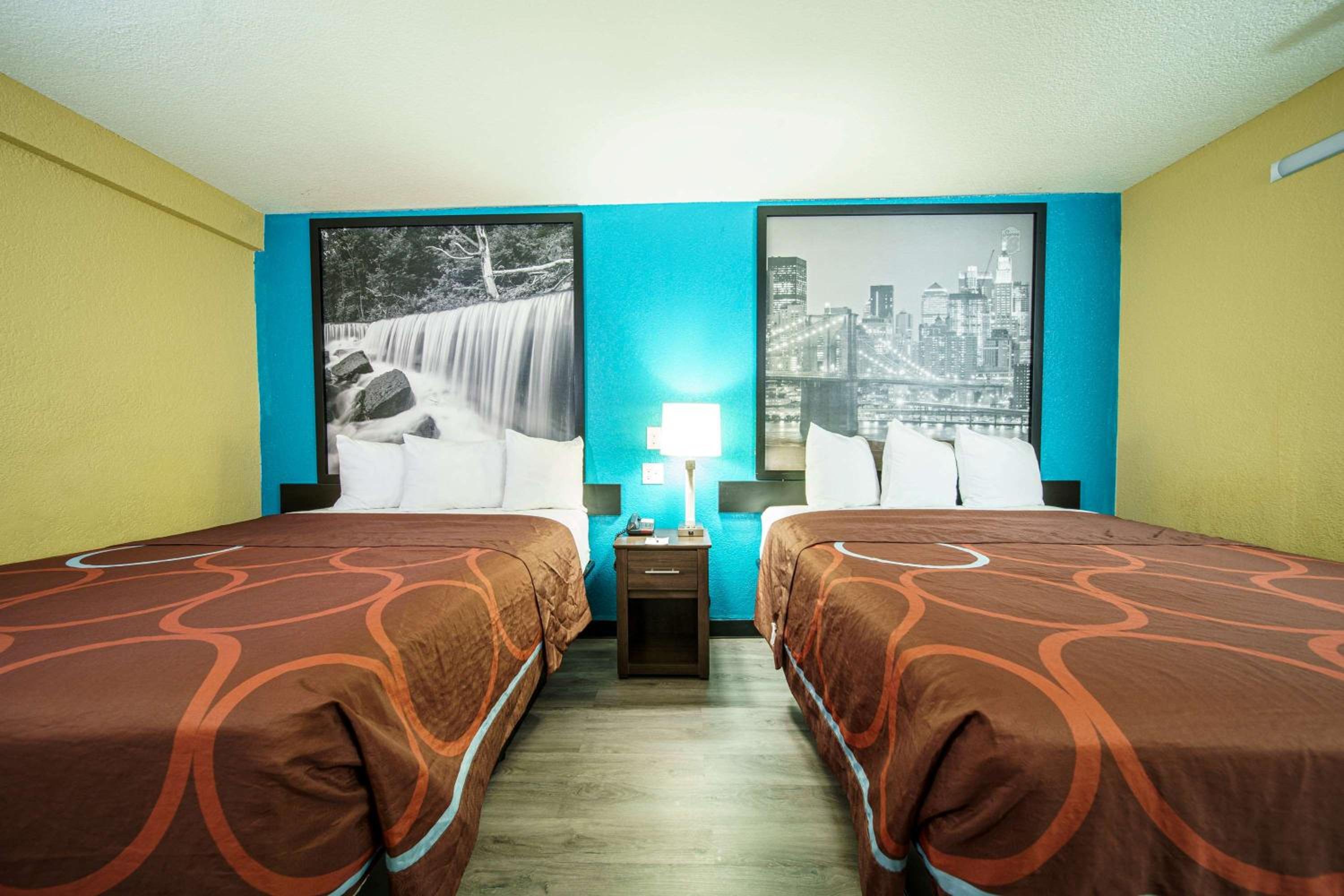 Queen Room with Two Queen Beds - Non-Smoking - Photo 5